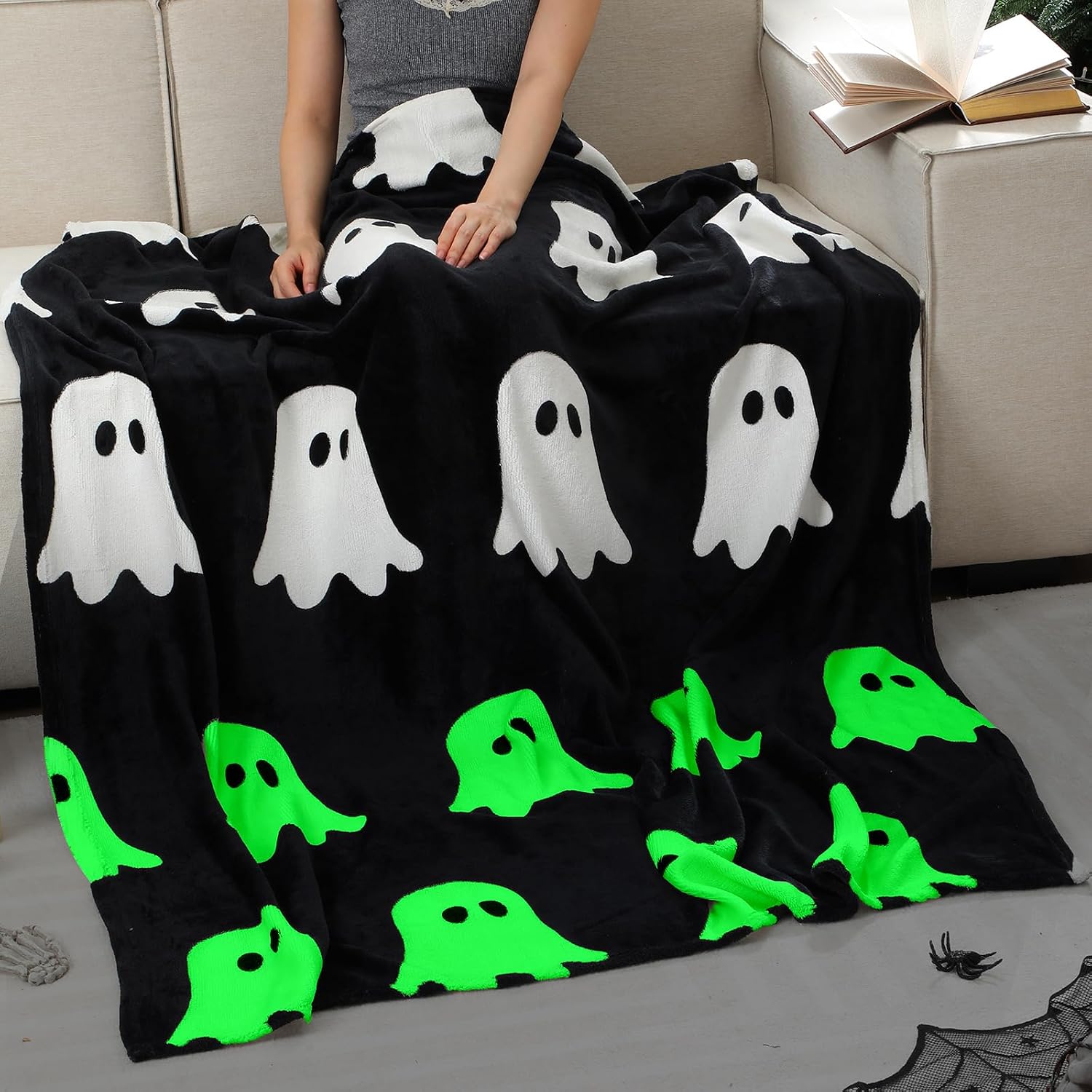Tudomro Halloween Ghost Blanket in the Dark 50"×60" Soft Warm Ghost Throw Blanket for Couch Sofa Beds, Flannel Halloween Supplies and Spooky Home Decor for Kid Girl Boy Party(Glow)