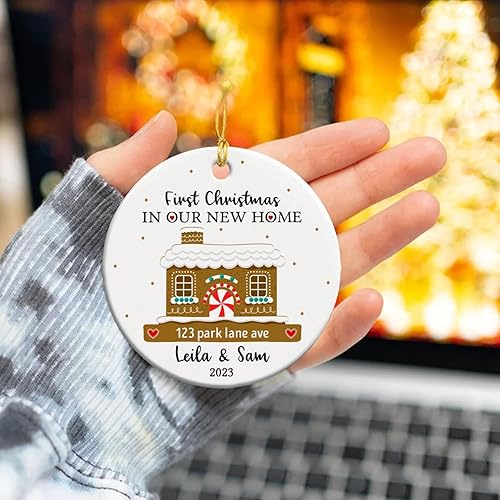 Vista 5 de Adorno de cerámica personalizado para la primera Navidad en nuestro nuevo hogar 2025, regalo de recuerdo de casa para parejas de recién casados