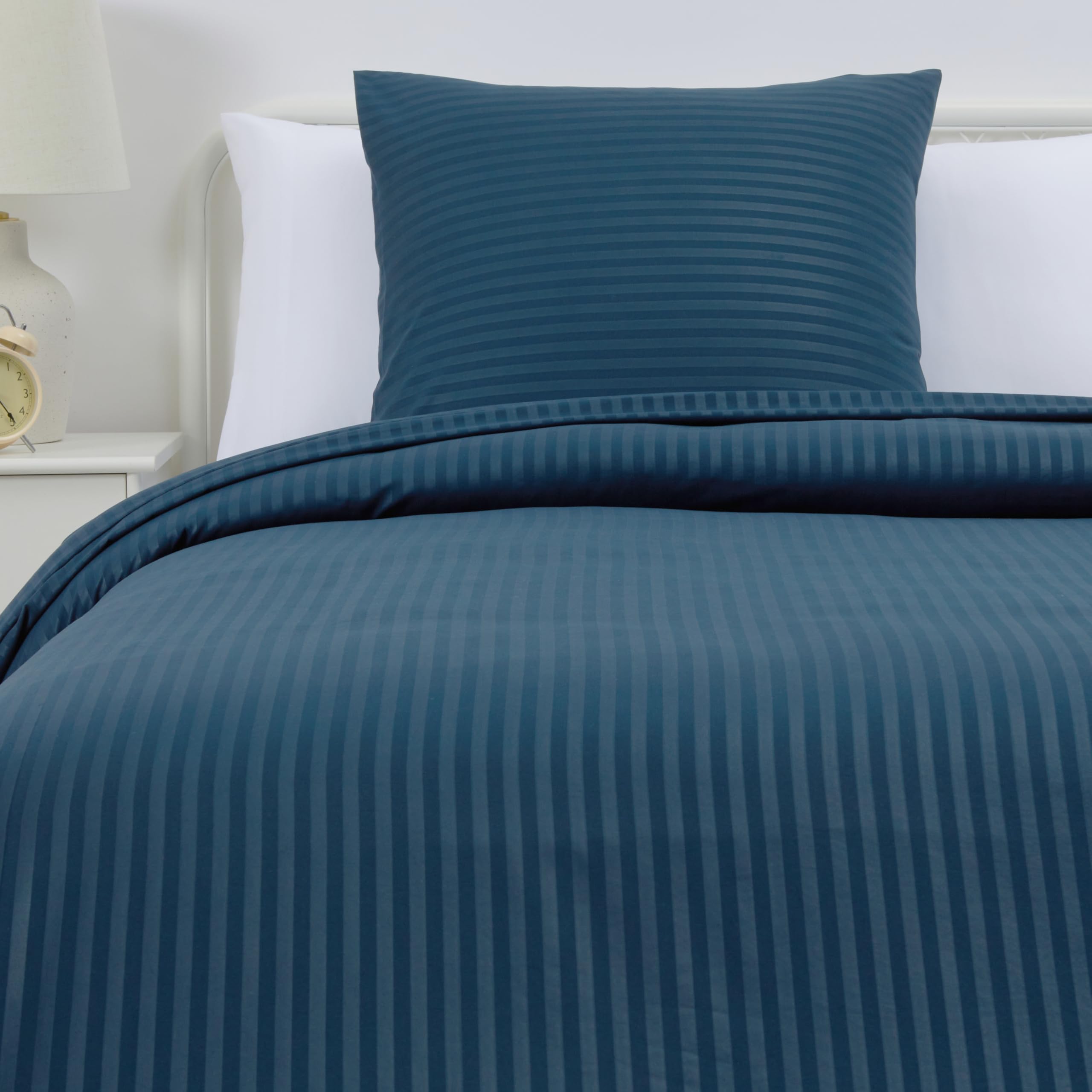 vente privée Amazon Basics Parure de Lit 1 Personne 2 Pièces en Microfibre, Housse de Couette 135 x 200 cm et 1 Taie d'oreiller 65 x 65 cm, Bleu Marine Rayé