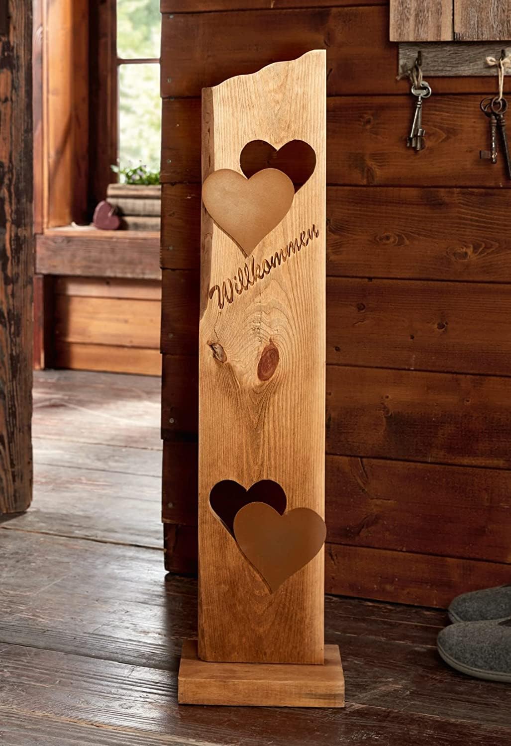 Dekosäule "Willkommen" aus Holz, 80 cm hoch, 2 Metall-Herzen in Rost-Optik