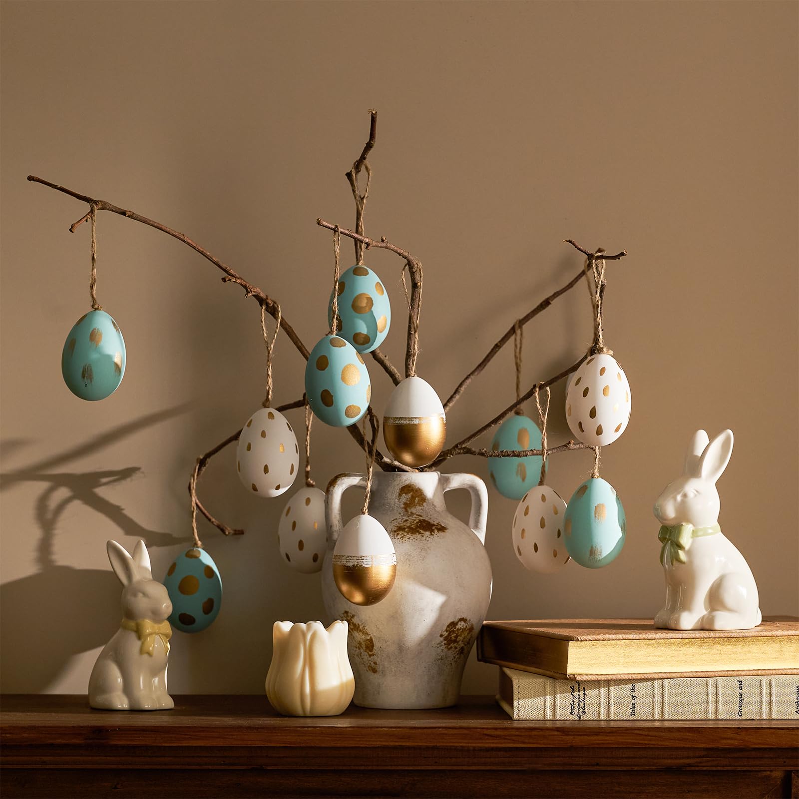 DN DECONATION Set di 12 ornamenti da appendere a forma di uovo di Pasqua, uova di plastica bianche e azzurre con puntini dorati e pennellate, decorazione per la casa fresca primaverile per tavolo da