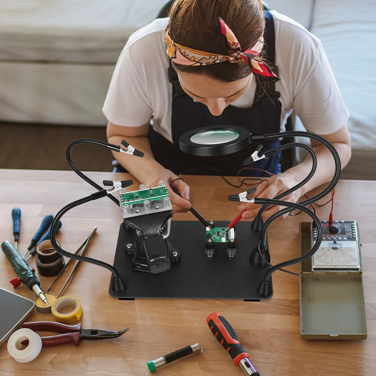 Soldadura magnética de tercera mano con tornillo de banco de trabajo de metal resistente, soporte para placa de circuito PCB con lámpara de aumento 5X, soporte para pistola de aire caliente de 360°