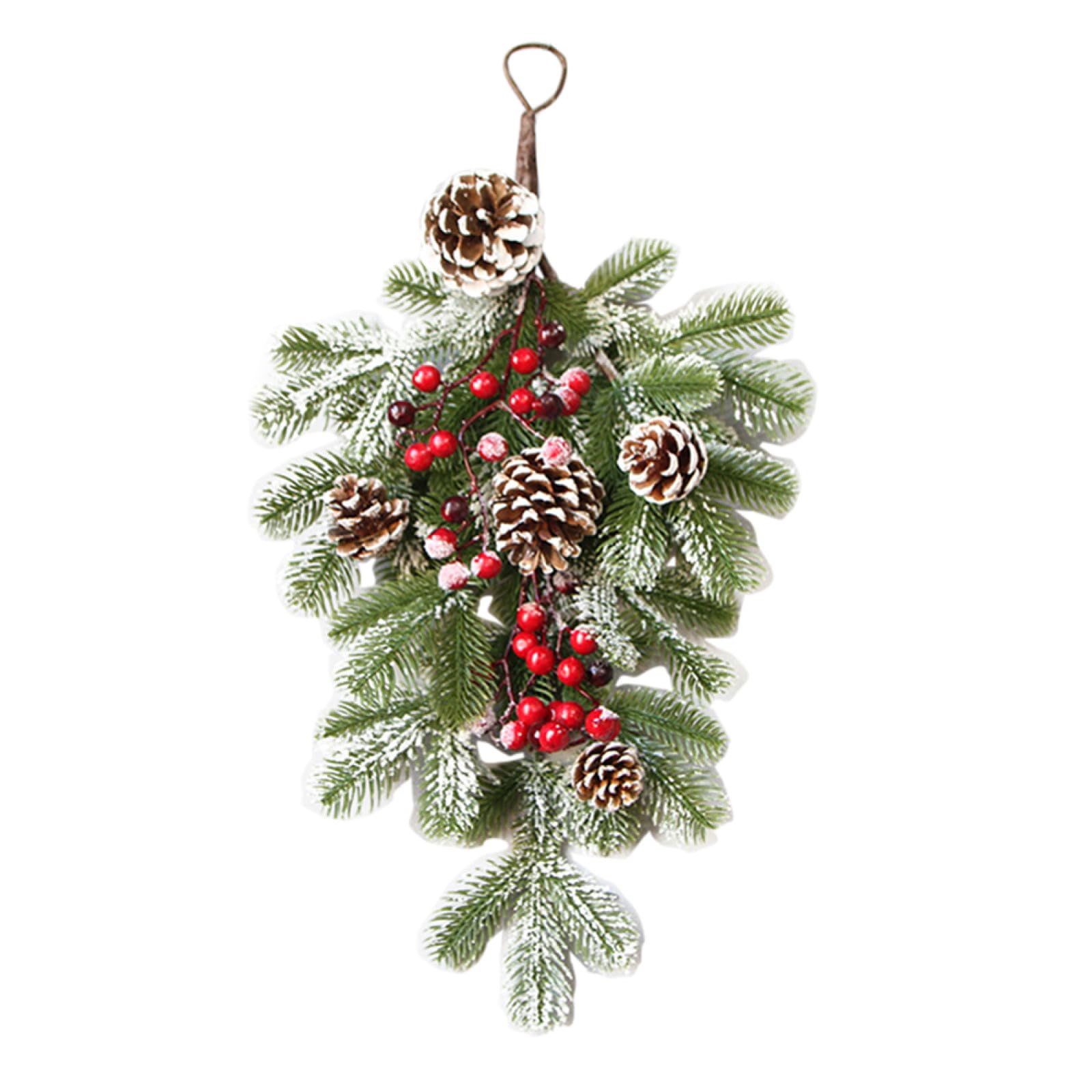 Pommes de pin suspendues sur décoration de porte de Noël traditionnelle pour cadeau festif
