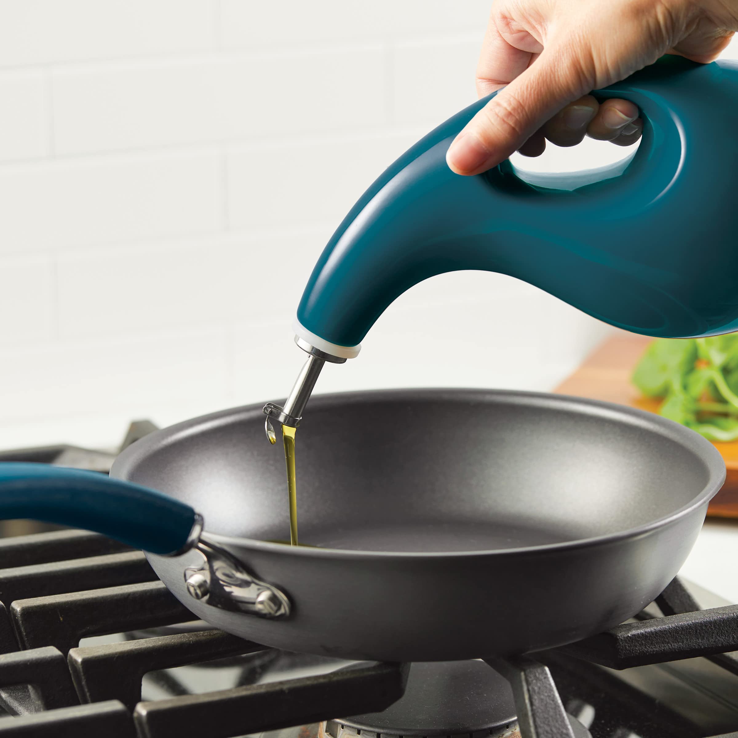 Rachael Ray Serveware EVOO - Juego de botellas dispensadoras de aceite y vinagre de cerámica, 2 piezas, color verde azulado