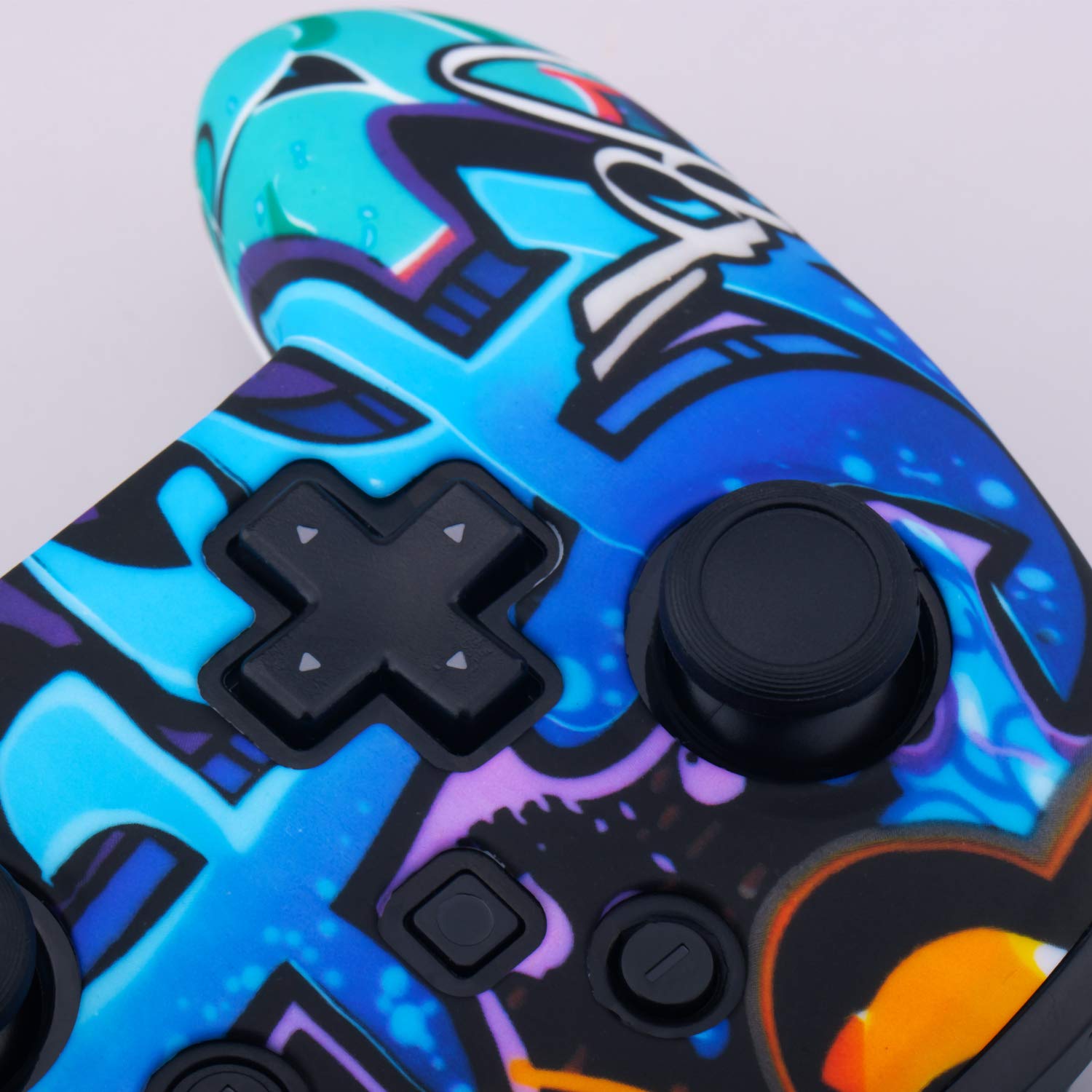 YoRHa Coque de protection en silicone avec impression par transfert studded - Uniquement pour manette officielle Switch Pro x 1 (graffiti comique) - Avec embouts Pro - 8 poignées de pouce