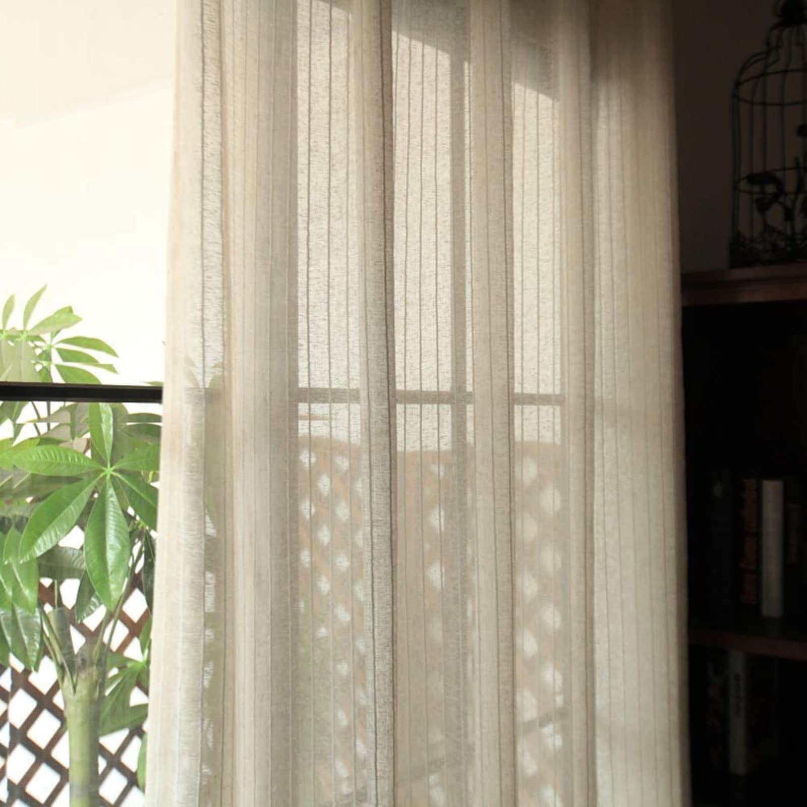 Rideaux de fenêtre beige pour une ambiance cocooning et lumineuse dans le salon