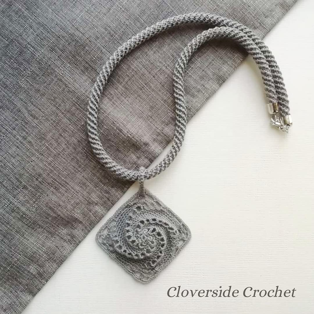 collana con pendente di pizzo, collana all'uncinetto