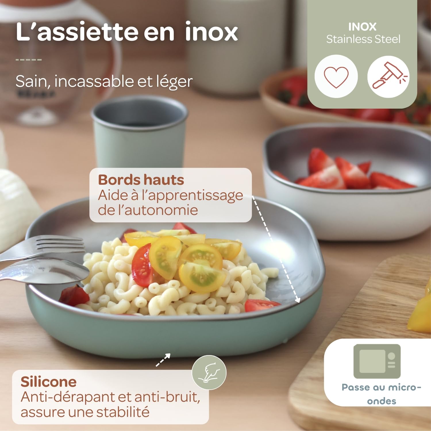 BÉABA Coffret Repas Bébé – Cadeau Naissance Complet Dès 4 Mois – Assiette Inox Micro-Ondes, Pré-Couverts Ergonomiques, Bavoir à Manches, Boîte Souvenir – Matériaux Sains et Durables, Vert Sauge