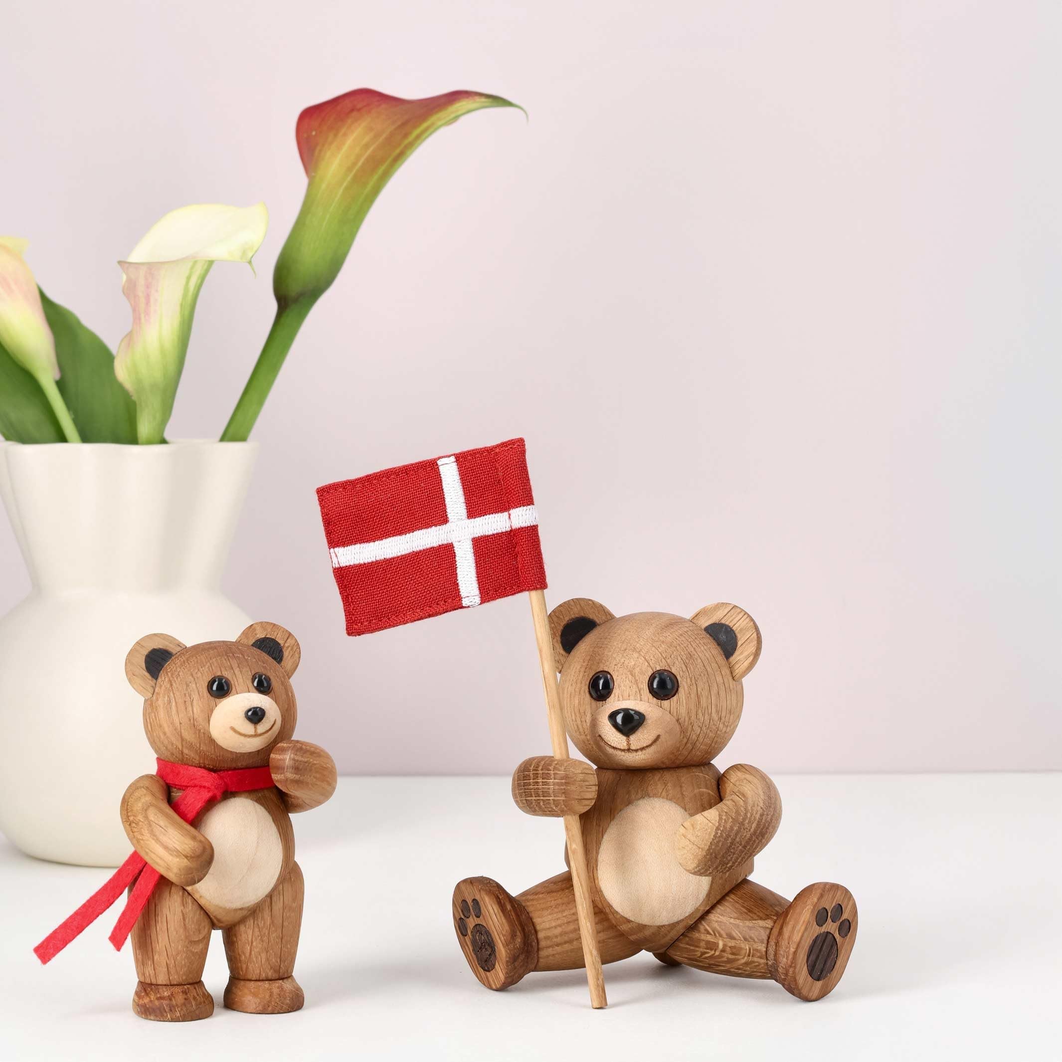 Spring Copenhagen Sneeze – Holz Teddybär Skulptur 10 cm | FSC® Eiche Ahorn Thermoesche | Beweglich | Thor Høy | Genesungsgeschenk Trost Geburtstag Weihnachten Geschenk