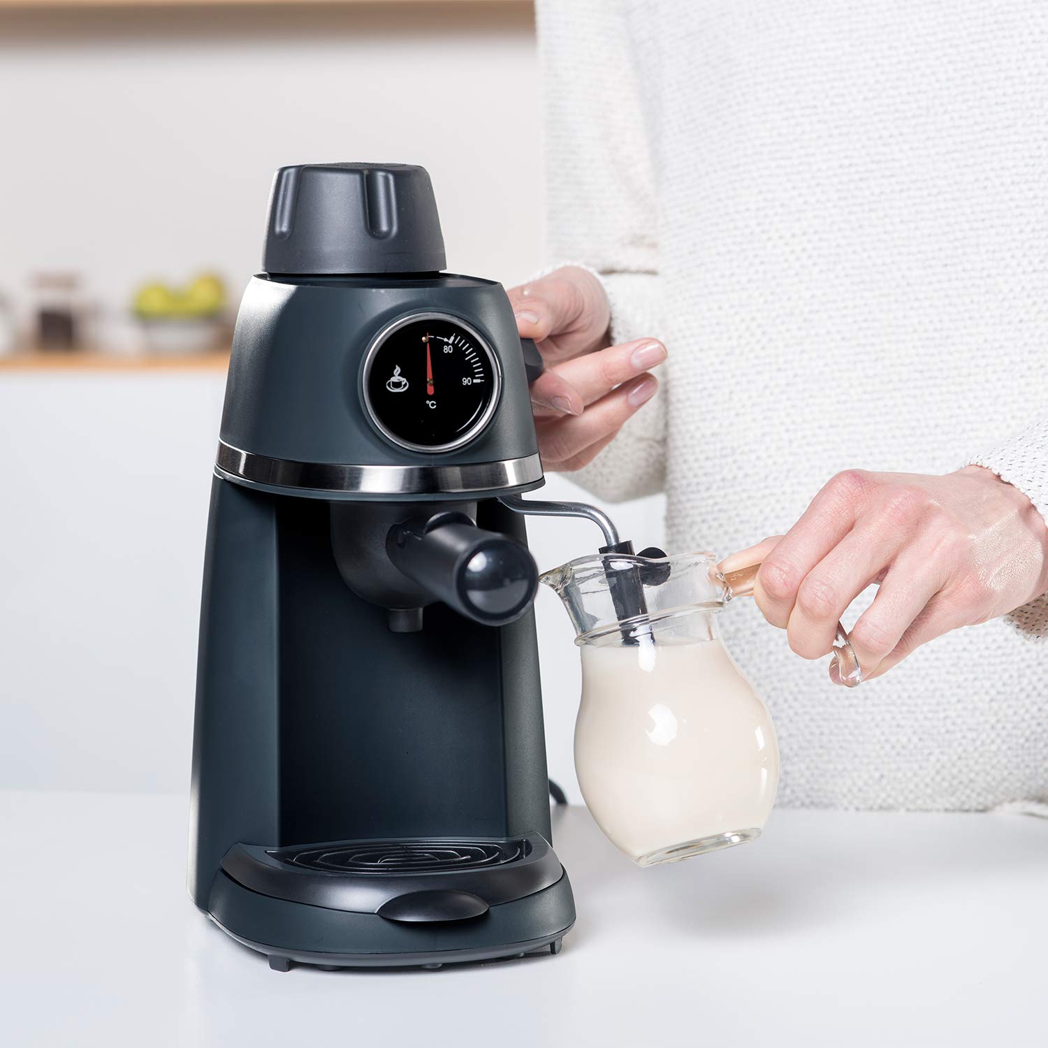 BLACK+DECKER BXCO800E - Macchina da caffè a pressione, 3,5 bar, design moderno con termometro frontale, lancia vapore, brocca in vetro, fino a 4 tazze, filtro in acciaio, nera, 800 W