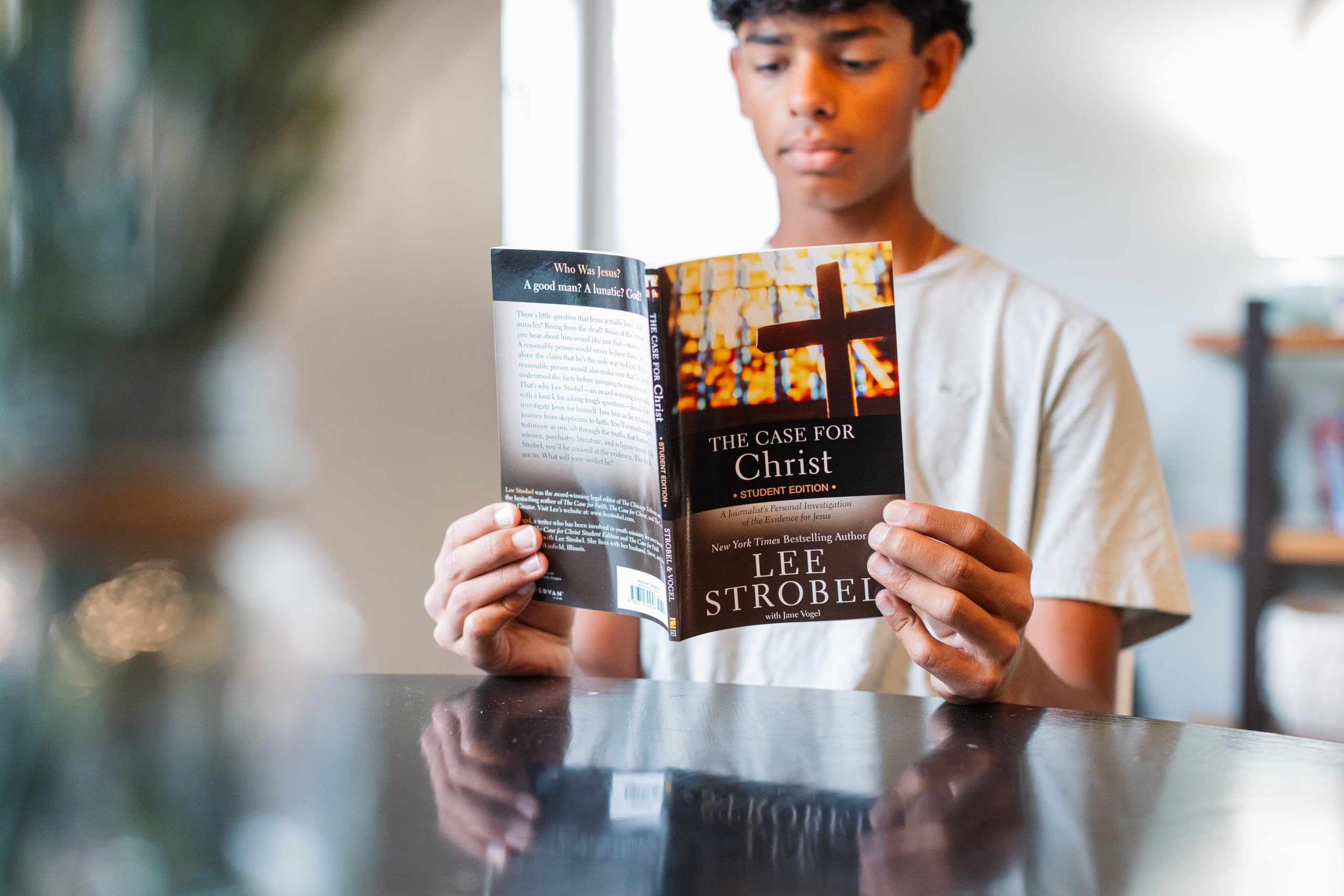 The Case for Christ Student Edition: A Journalist's Personal Investigation of the Evidence for Jesus (Case for ... Series for Students) - Image 7