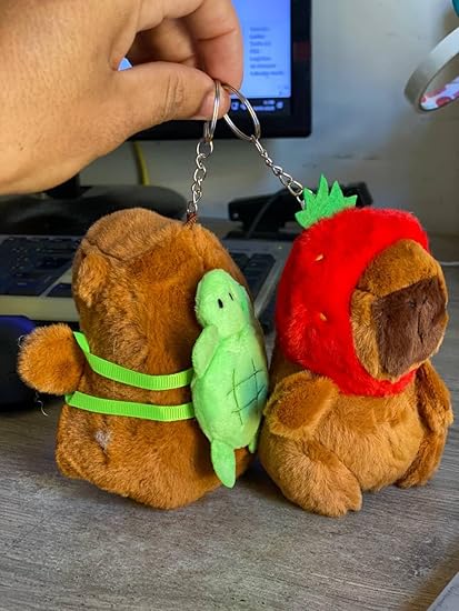 Chaveiro capivara de pelúcia