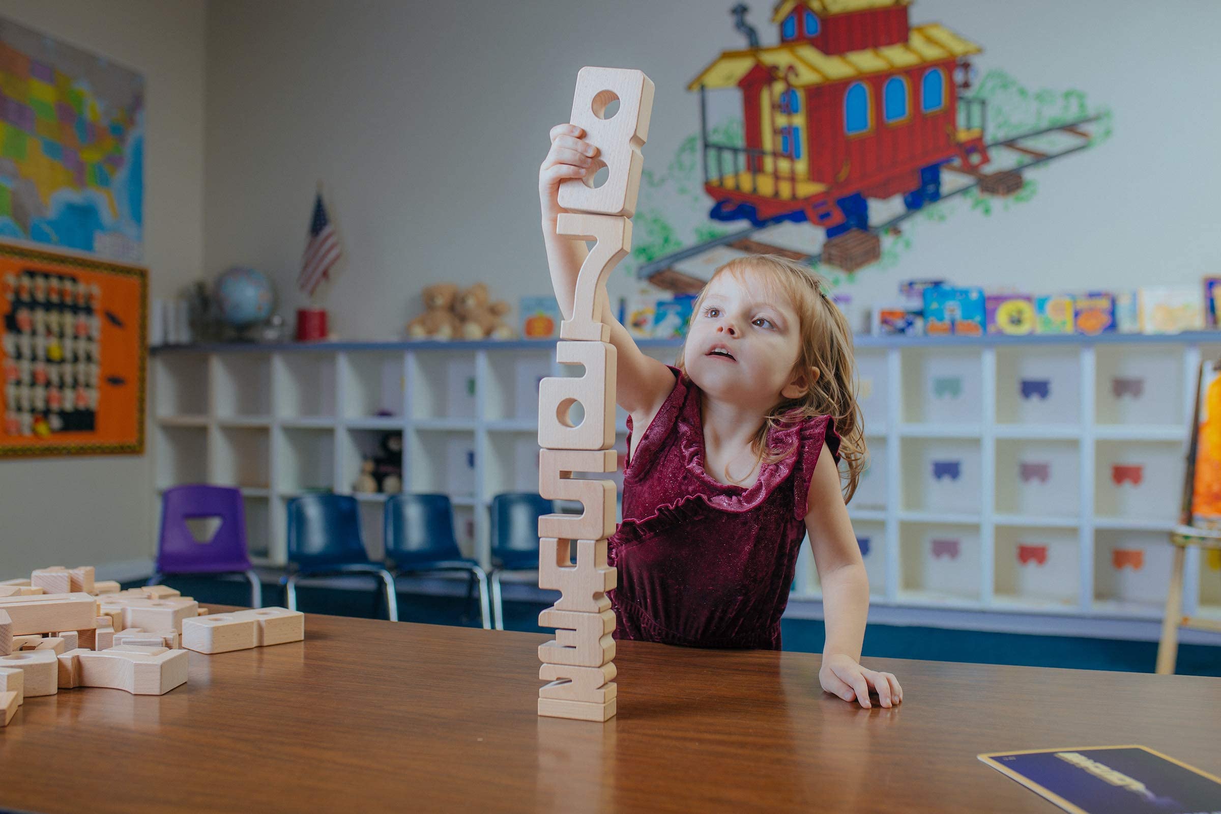 Brandneues SumBlox Original Basic Set - 76 große Holzbausteine aus massiver Buche mit 80 Aktivitätskarten in Deutsch - Lernen durch Spielen, hervorragende Montessori Lernressourcen