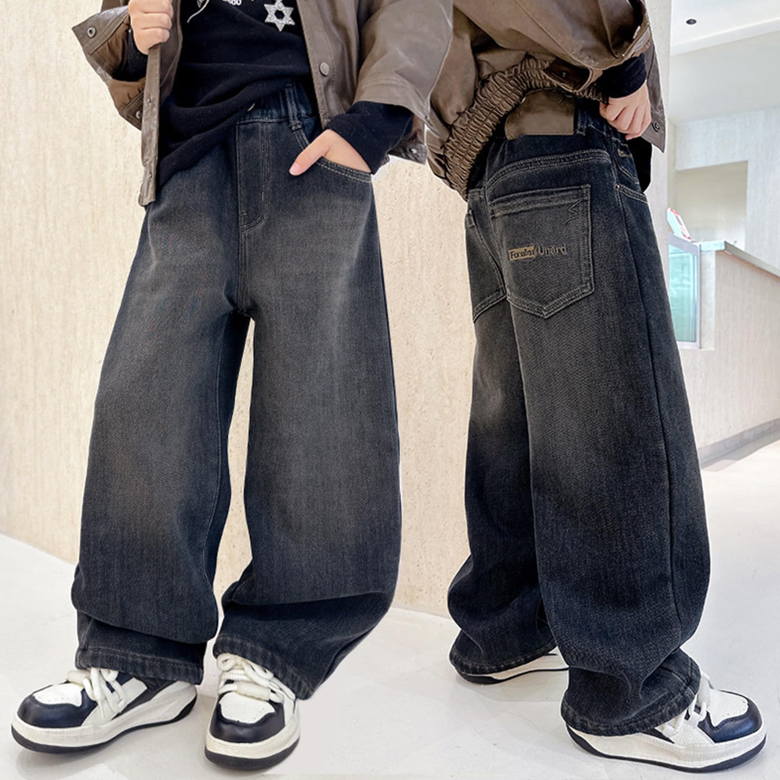 Generico Jeans Bambino 8 Anni-Pantaloni in Denim Ragazzo, Modello Ampio e Dritto, vestibilità Comoda, con Tasche Posteriori Ricamate. Morbidi e Traspiranti, Perfetti per la Stagione Autunnale.
