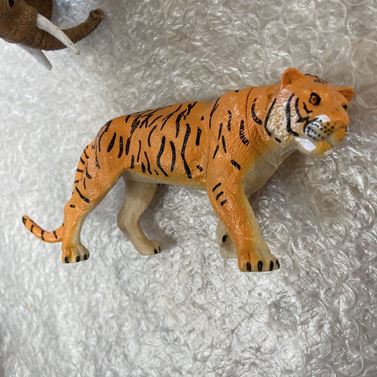 Amazon.co.jp: 動物 フィギュア 4匹セット アニマル 生き物 ライオン