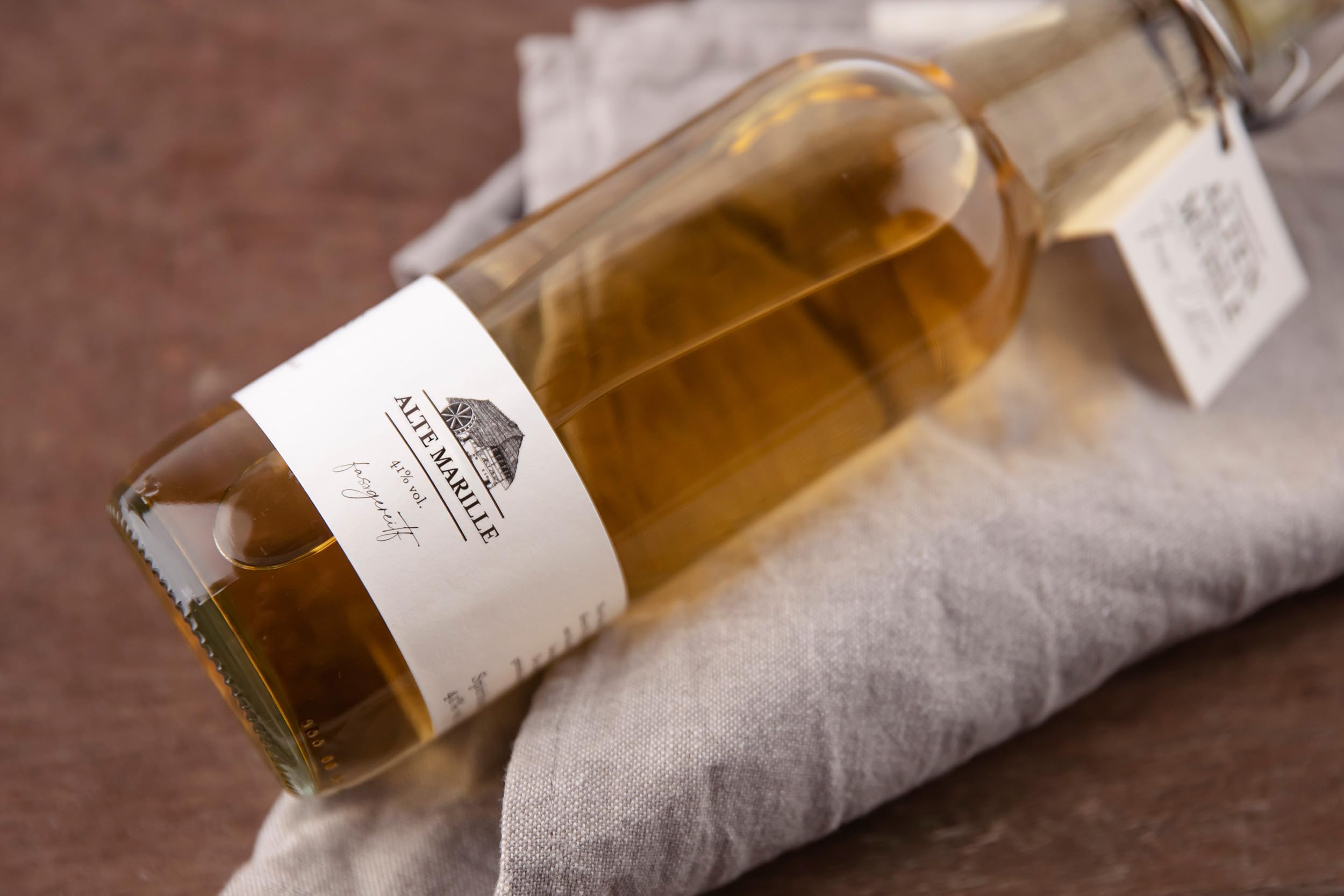 Brennerei Zur Alten Mühle - Alte Marille Fass-Edition - feine Marillen Spirituose in der klassischen Bügelflasche - milder Obstler fassgereift im Schwarzwald, 1 x 1,0 l