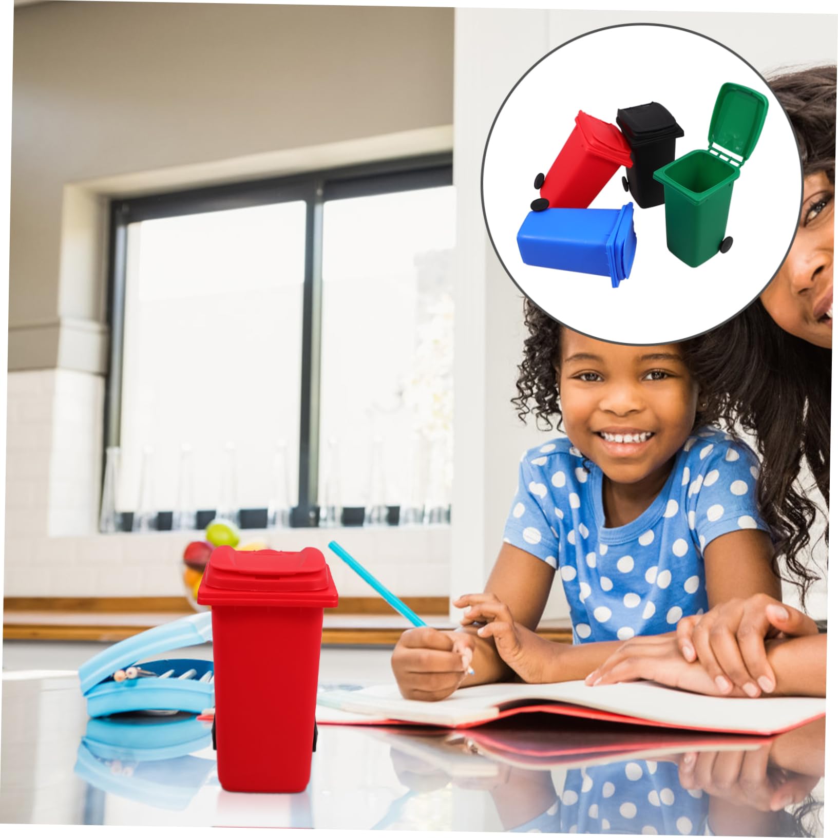 DOITOOL 5 Set Mini Portapenne Per Cestino Minuscolo Con Coperchio Biin Desktop Scrivania Matita Bidone Della Spazzatura in Miniatura Carino Mini Pattumiera Da Appoggio Plastica 4 Pezzi * 5