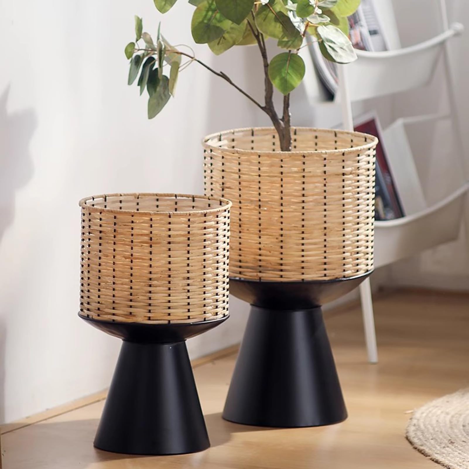 Portavasi in bambù intrecciato, portavasi rotondo in rattan, portavasi rustico in vimini per interni, ideale per decorare il balcone di casa.