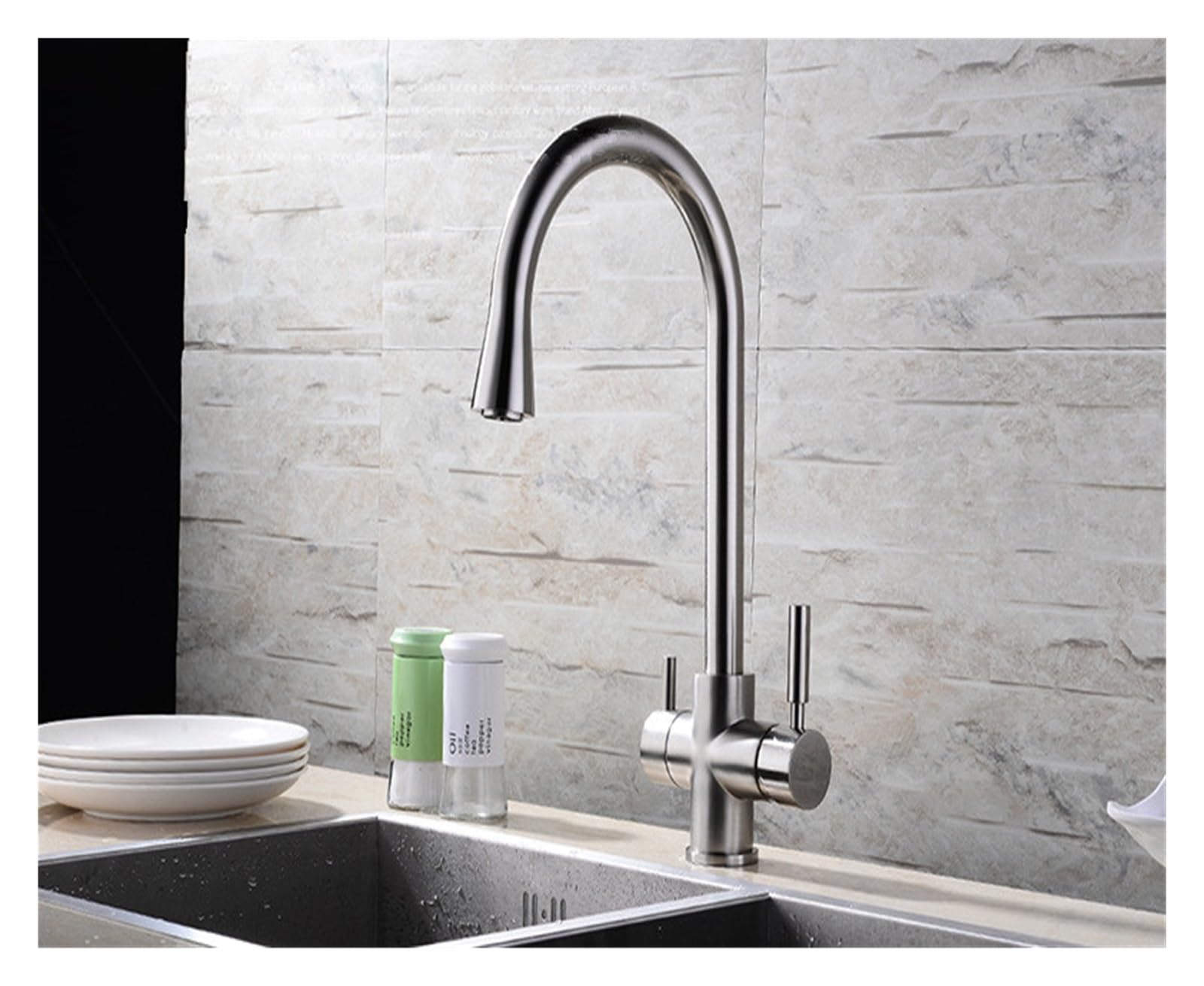 Robinet de cuisine gris foncé pour purifier l'eau au quotidien