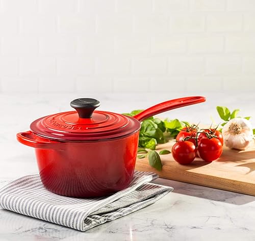 Miniatura 9 de Le Creuset Juego completo de 8 piezas de hierro fundido esmaltado multiusos con pomos de SS gres y sartén antiadherente endurecido color Cerise
