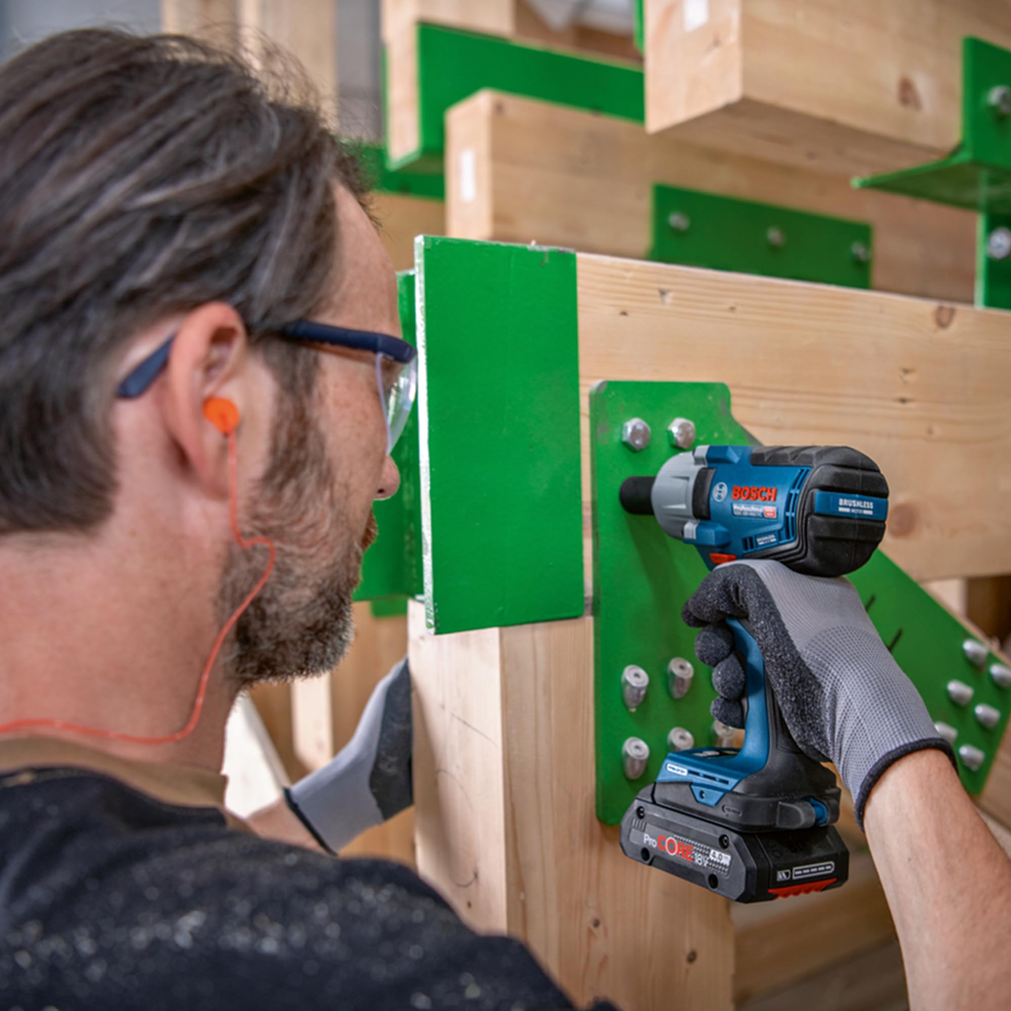 Bosch Professional system 18V: akumulatorowy klucz udarowy GDS 18V-450 PC (moment dokręcania 450 Nm, moment zrywający 800 Nm)