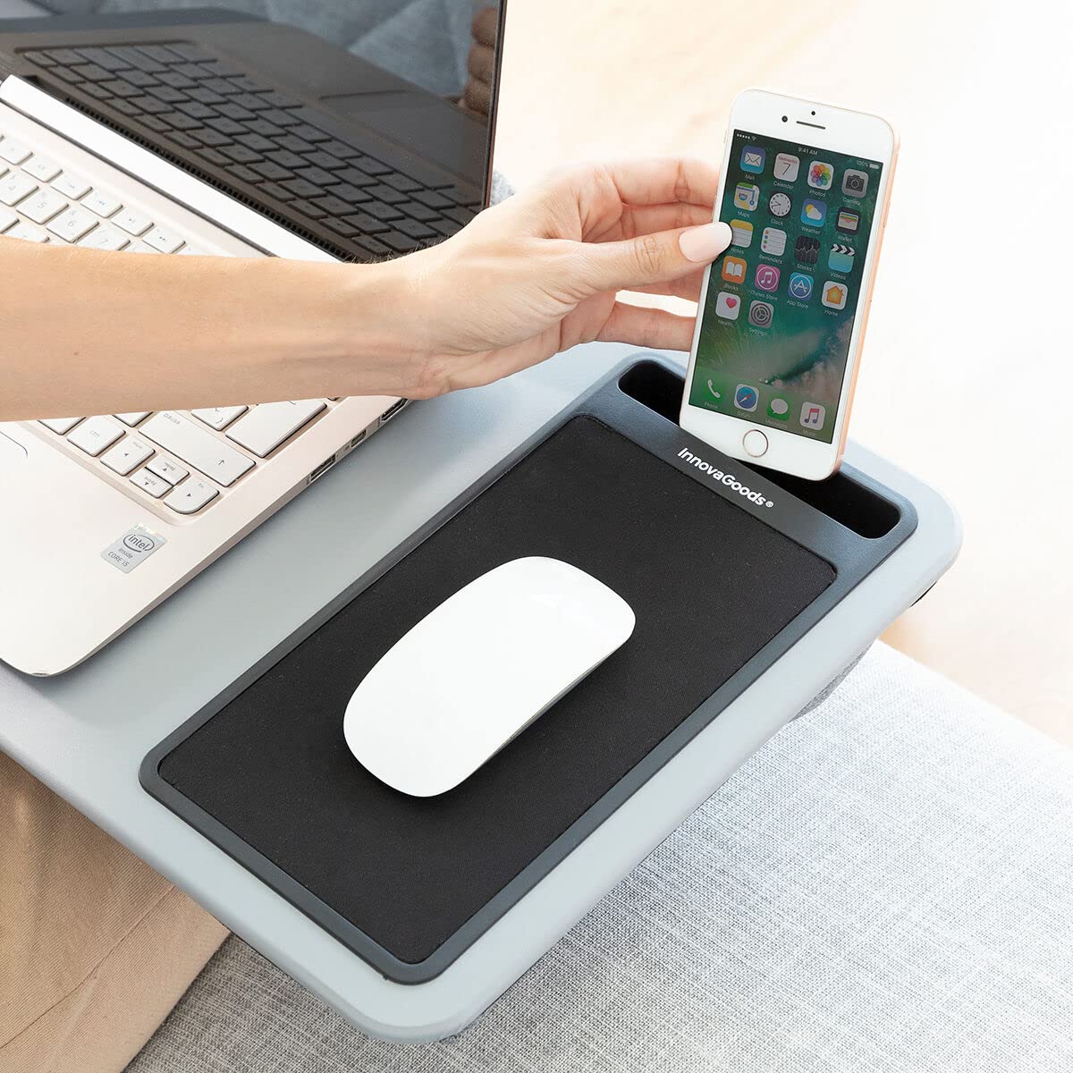 InnovaGoods® Scrivania portatile per computer con cuscino XL Deskion, lavora o studia comodamente ed ergonomicamente, con un design da scrivania e cuscino XL, ideale per casa e ufficio.