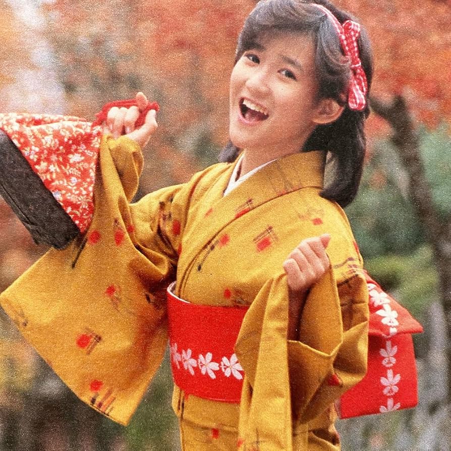 Amazon.co.jp: 額装岡田有希子 着物 若い頃/80年代アイドル