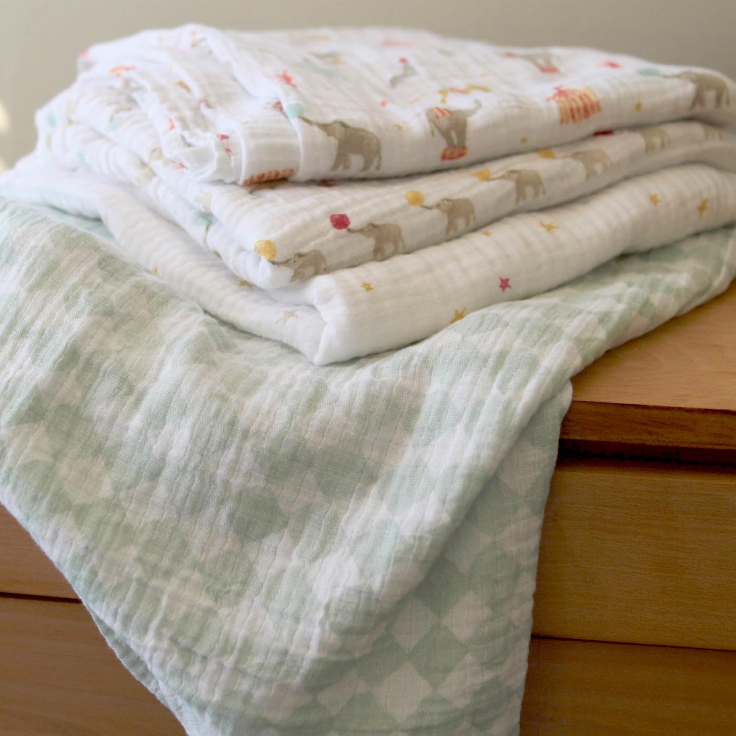 Aden + Anais Essentials Disney Baby Musselin-Wickeldecken, Neugeborene, Decke zum Wickeln, 100% Baumwolle, 4er-Pack, Elefantenzirkus