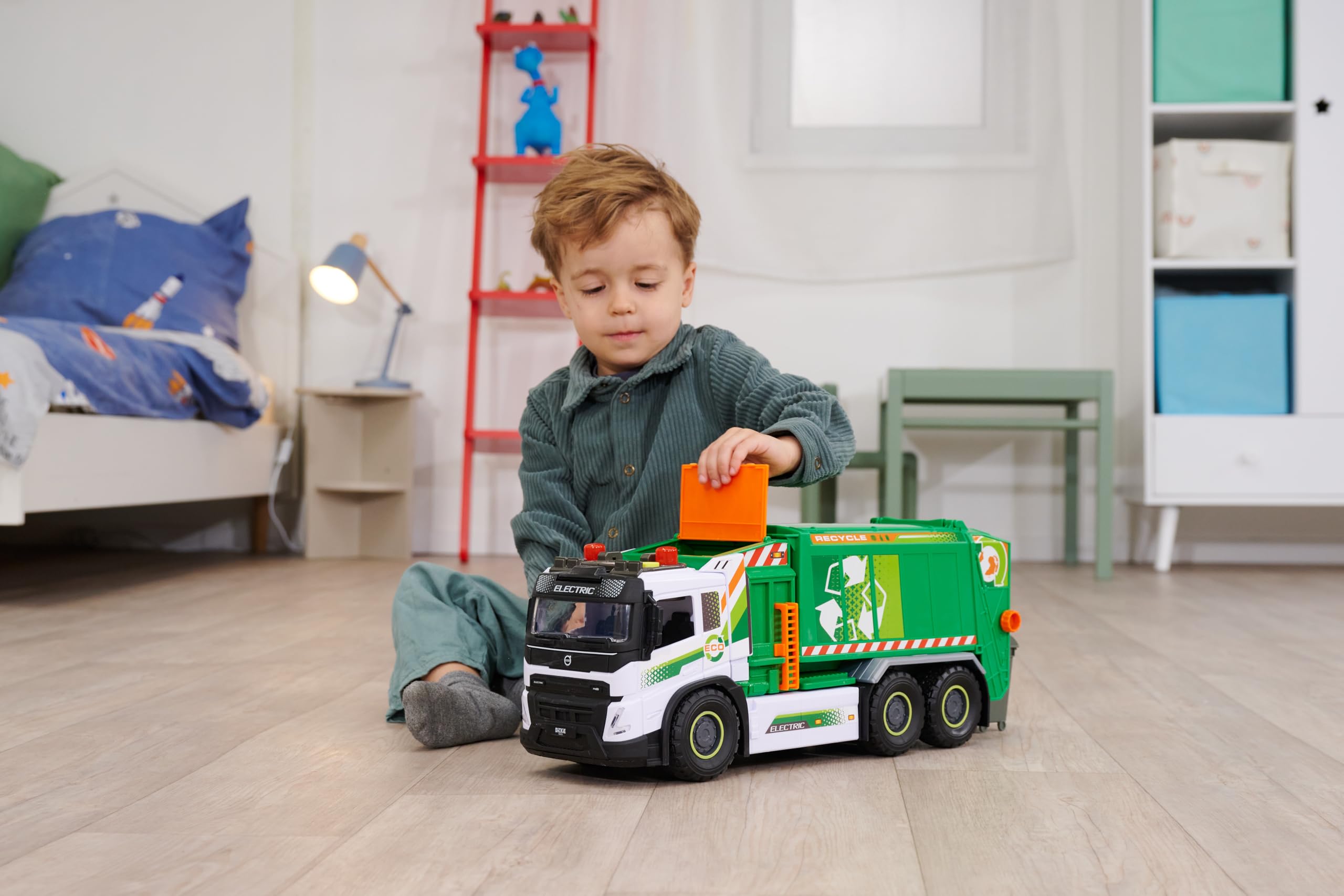 Dickie Riesenrecycling-LKW Volvo FMX 55 cm, Müllsammelwagen mit Licht und Sound, manuelle Kippfunktion, bewegliche Teile, Frontfach und Mülleimer, ab 3 Jahren (203749040)