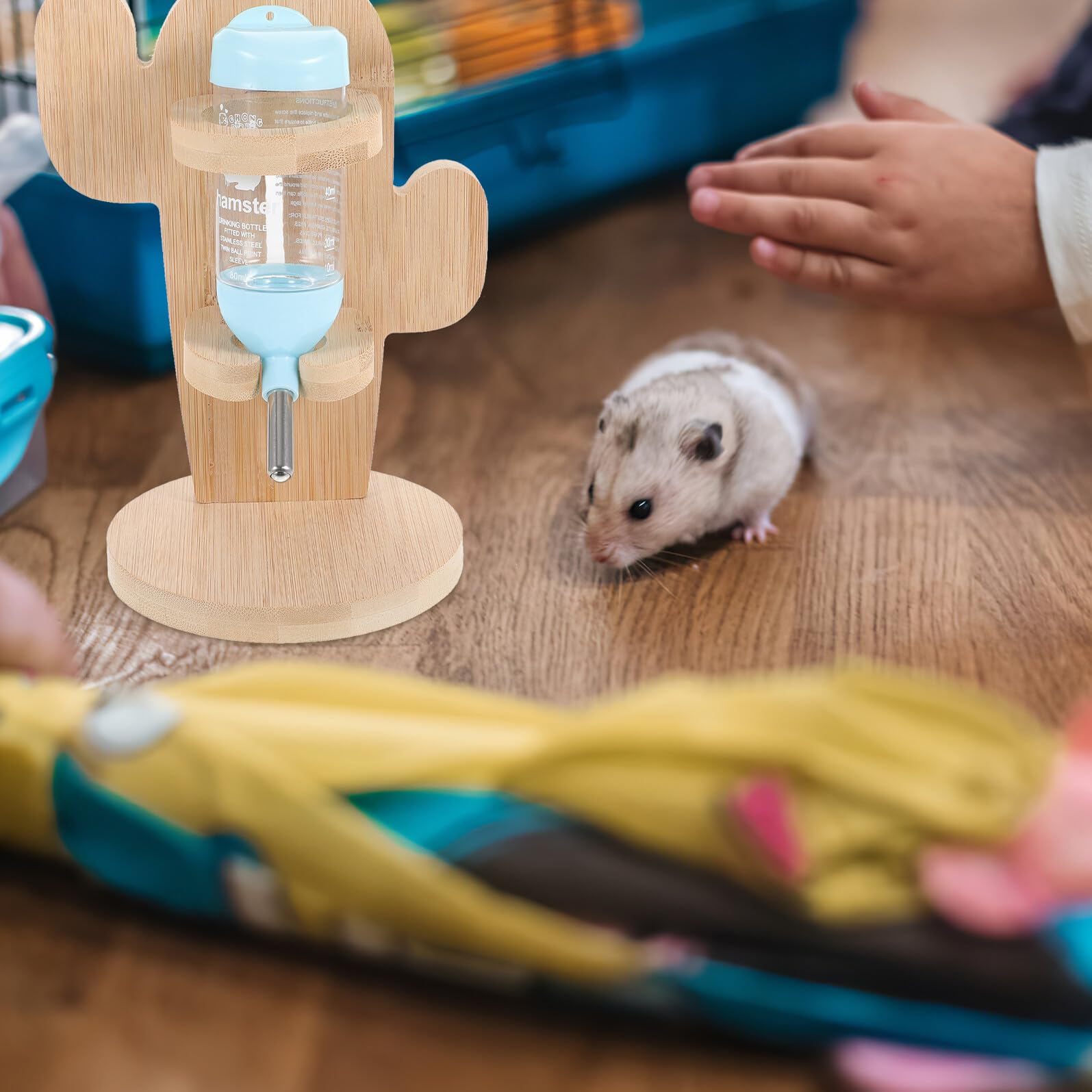 SHINEOFI Biberon pour Rongeurs Transparent Distributeur Eau Automatique pour Chinchilla et Petits Animaux avec Support Vertical Facile à Utiliser et Observer Le Niveau Couleur Aléatoire