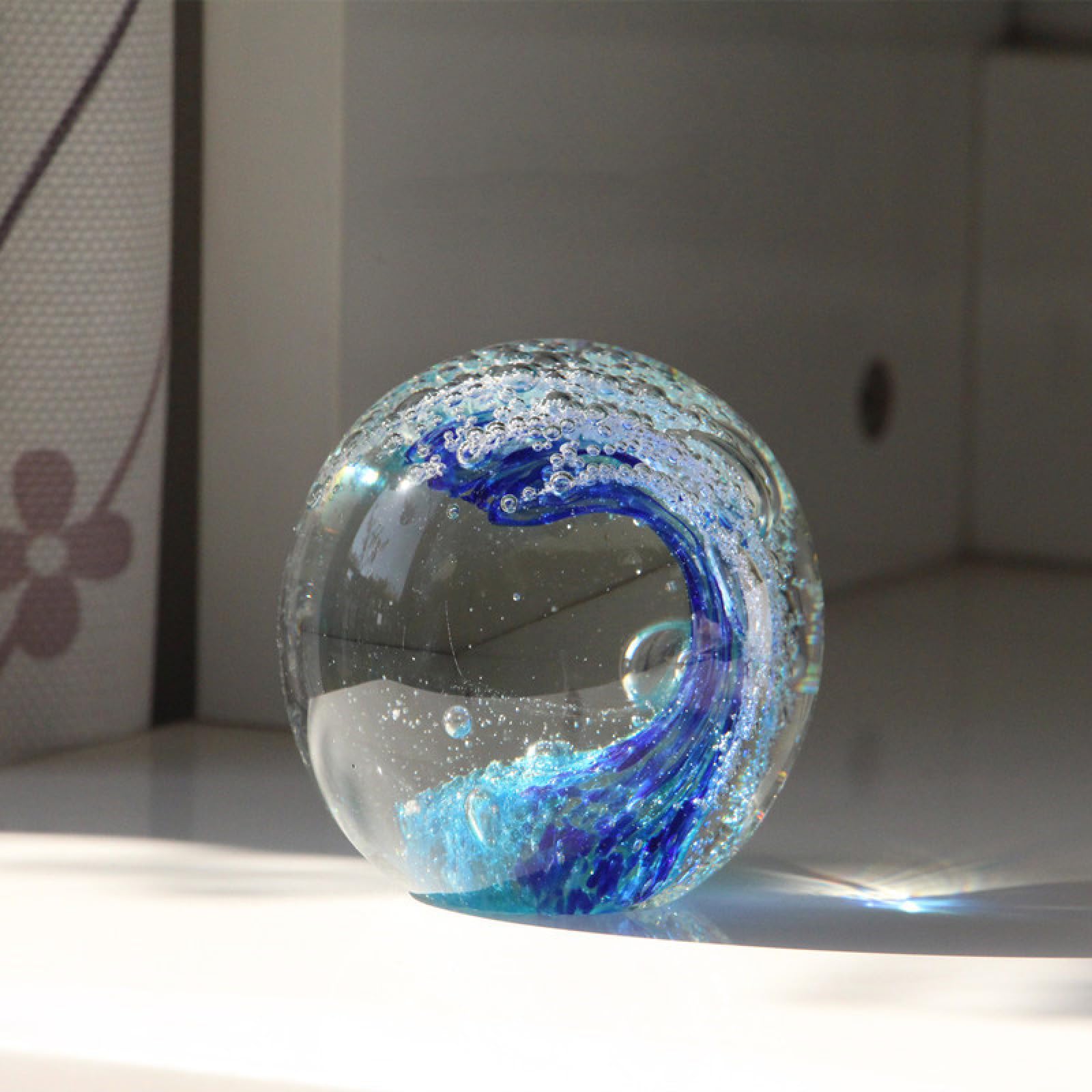 Glasfigur Blaue runde Kugel Wellen handgefertigt Briefbeschwerer aus geblasenem Kristallglas Glasurkunst für Tischdekoration Heimdekoration