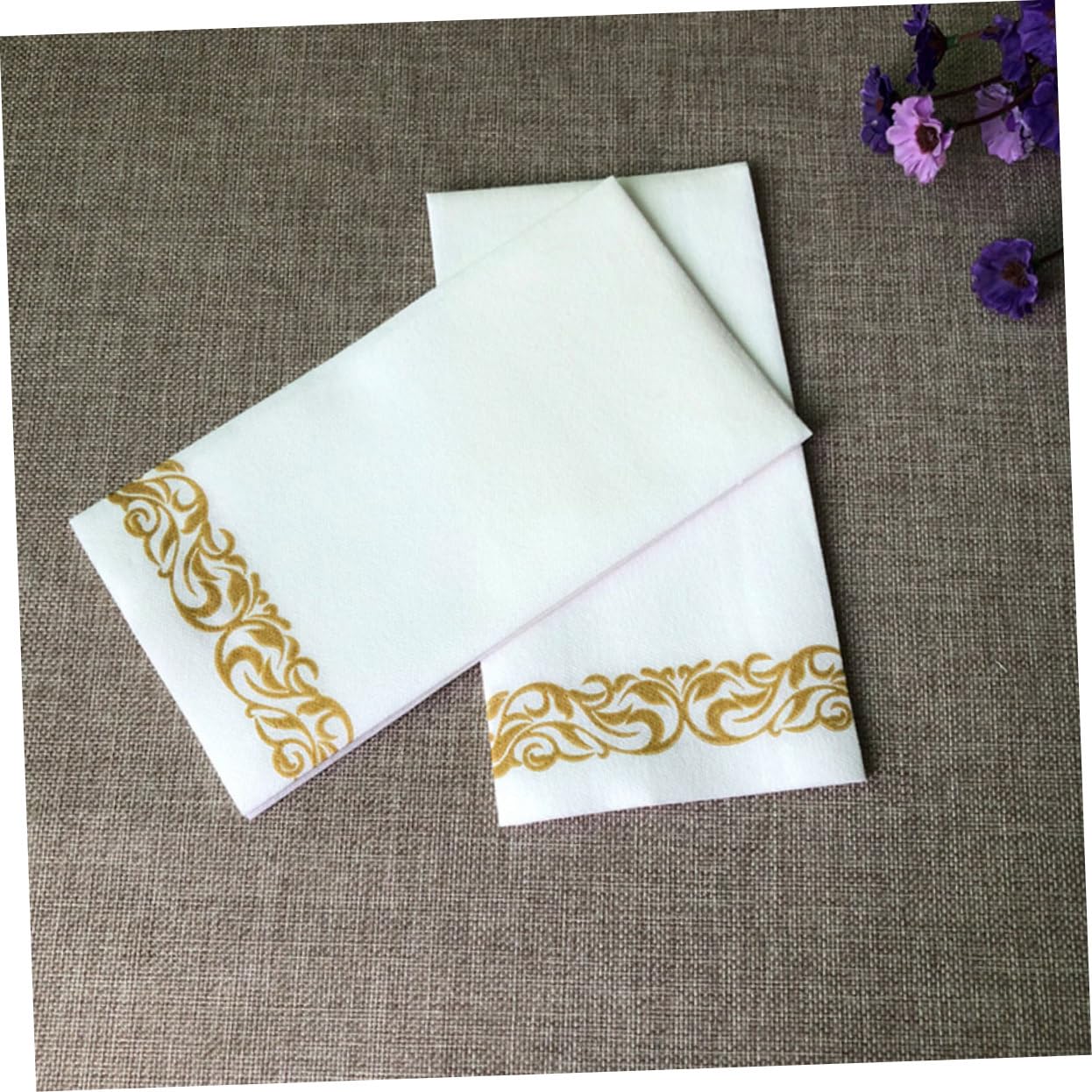 Tovaglioli Usa e Getta 50 Pezzi in Carta Bianca per Feste | Formato 40x30 Cm, Piega a 6 Strati, Stile Chic ed Elegante, per Banchetti e Intrattenimento Quotidiano
