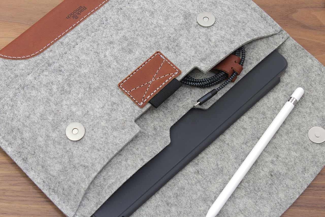 Pack & Smooch Designed for iPad Pro 10.5" / iPad 10.2" case, Sleeve, Cover | 100% Wool Felt & Vegetable-Tanned Leather | Handmade in Germany | Gray/Light Brown