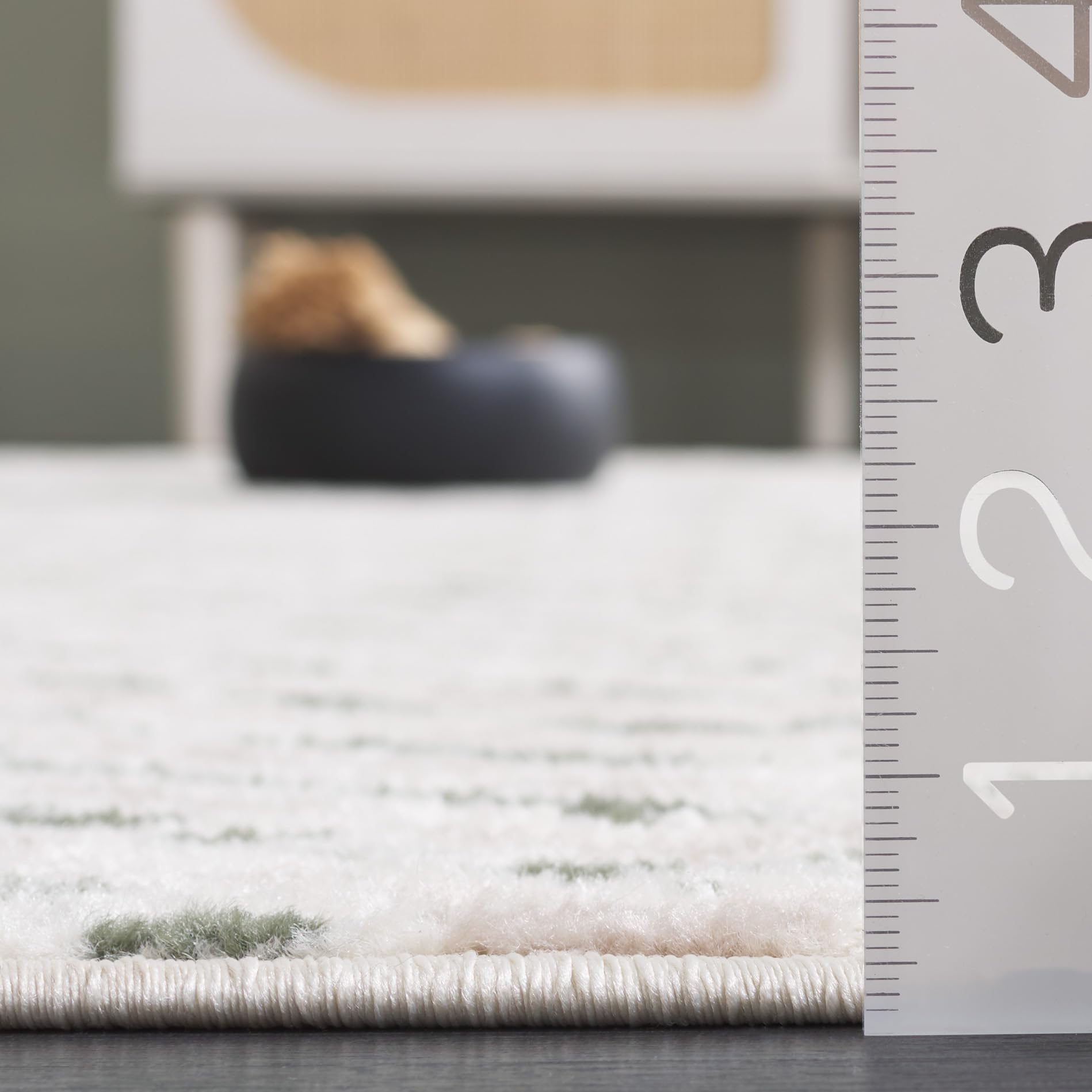 SAFAVIEH Adirondack Collection Round Rug - 6' Round, Ivory & Dark Green, Transitional Design, Stain Resistant, Ideal for High Traffic Areas in Living Room, Bedroom & Dining Room (ADR104X-6R)