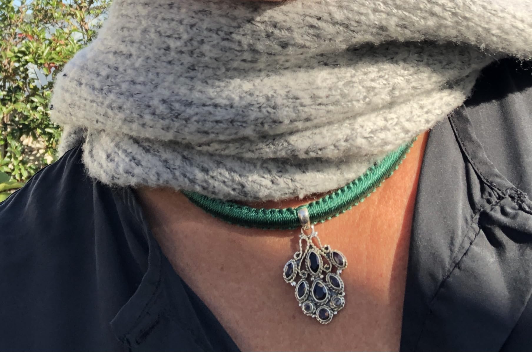 Colgante de Plata y Cuarzo Ahumado con Gargantilla de Macramé. Largo: 41 cms.