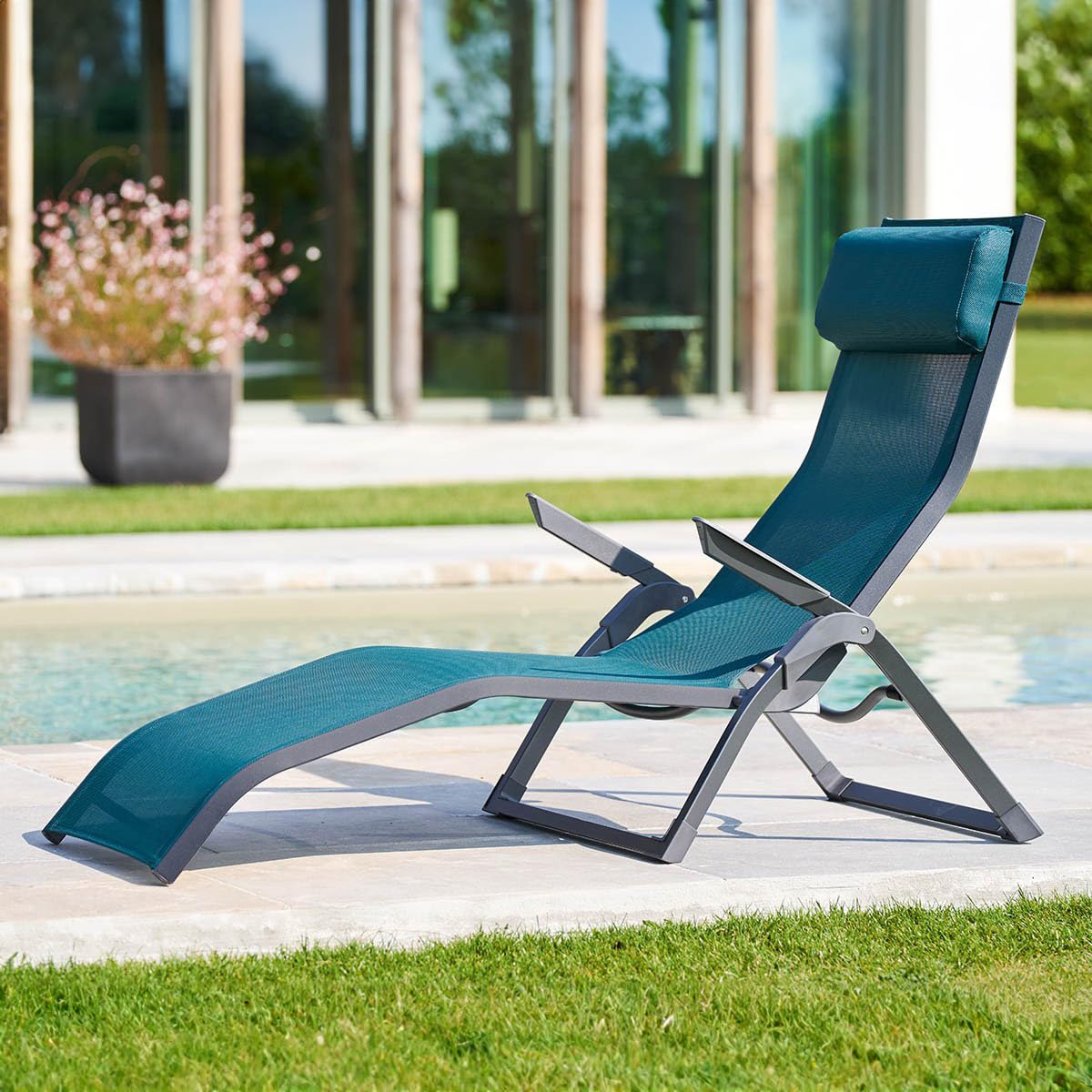 Hespéride - Decima Sonnenliege, Graphit/Türkisblau, korrosionsbeständiges Aluminium, faltbar, stapelbar, verstellbar - für Garten, Terrasse, zum Sonnenbaden