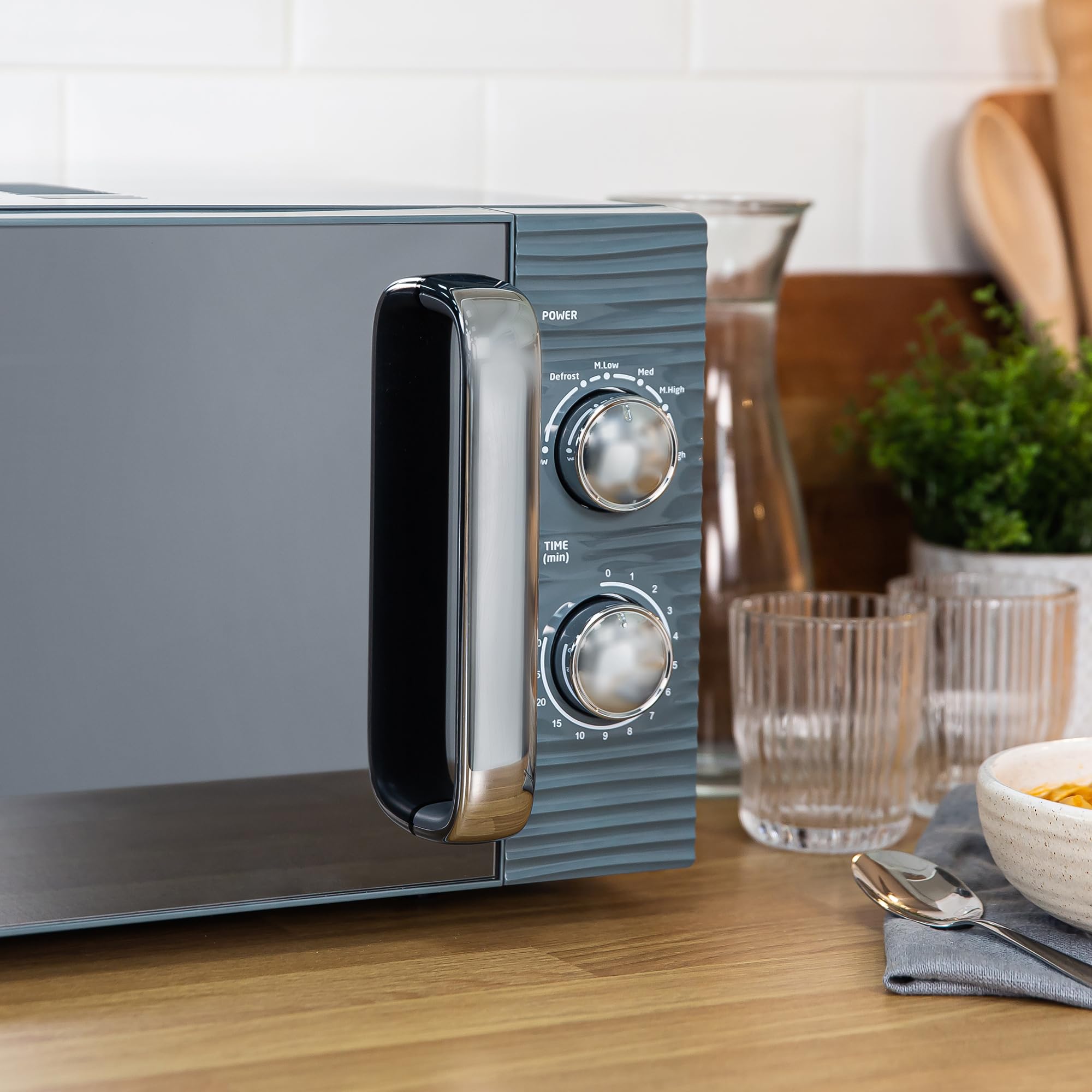 Forno a Microonde Manuale Solo Russell Hobbs RHM1731G Inspire da 17L e 700W, Grigio, con 5 Livelli di Potenza, Timer, Funzione Scongelamento, Facile da Pulire.