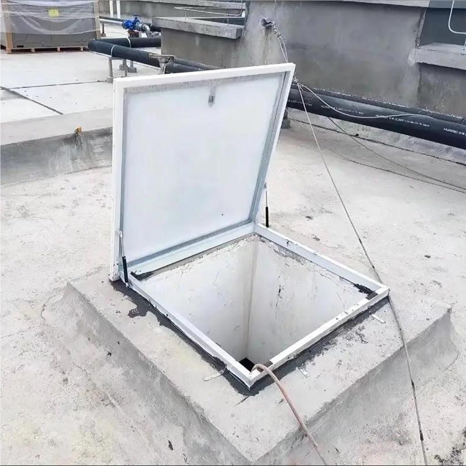 Puerta de acceso de 55x55 cm en acero galvanizado con cerradura y llave para muros y techos