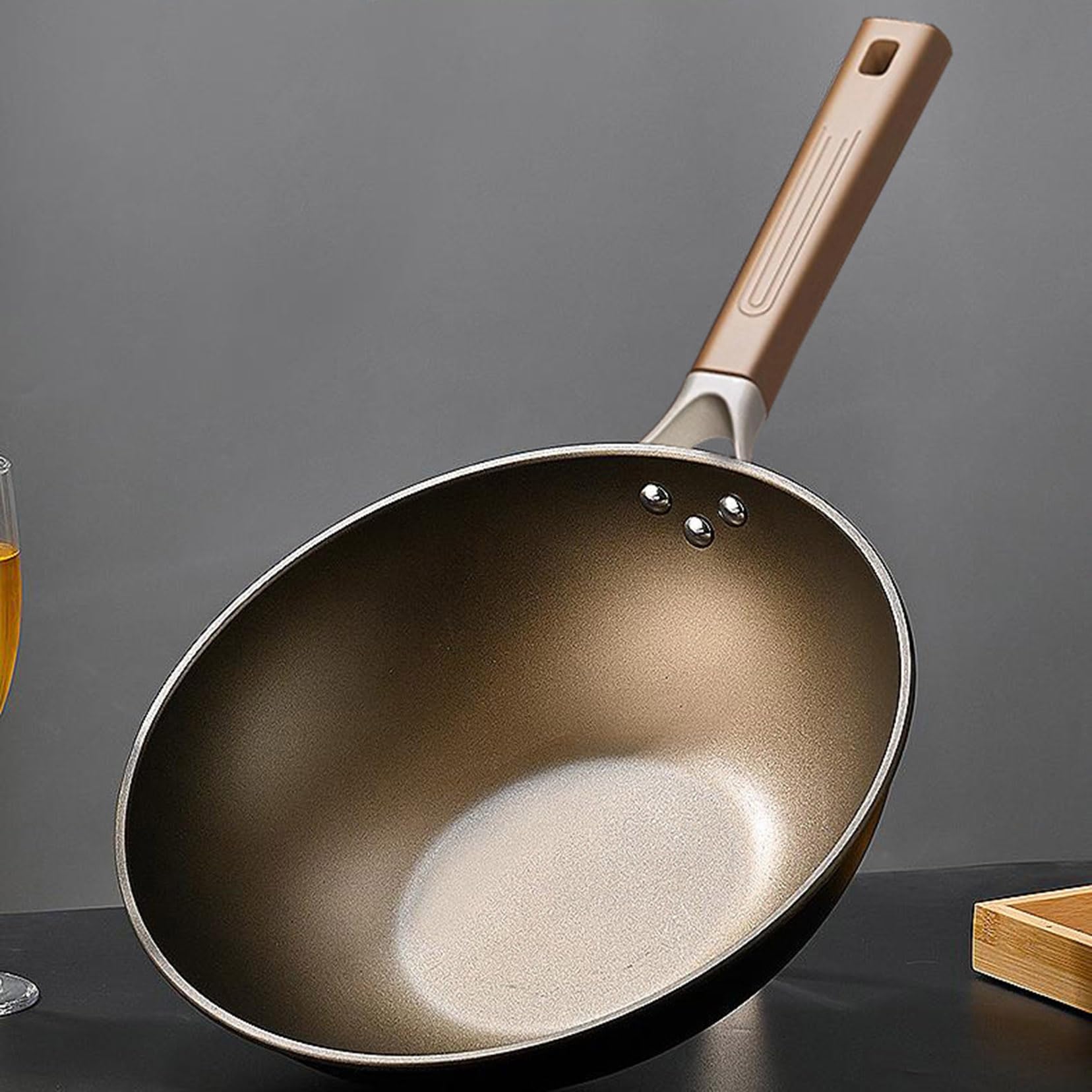 Wok in Titanio Antiaderente con Coperchio, Wok da 12,6 Pollici e Padelle per Saltare con Manico Che Resta Fresco, Wok a Fondo Piatto Adatto per Induzione, Elettrico, Gas 34cm