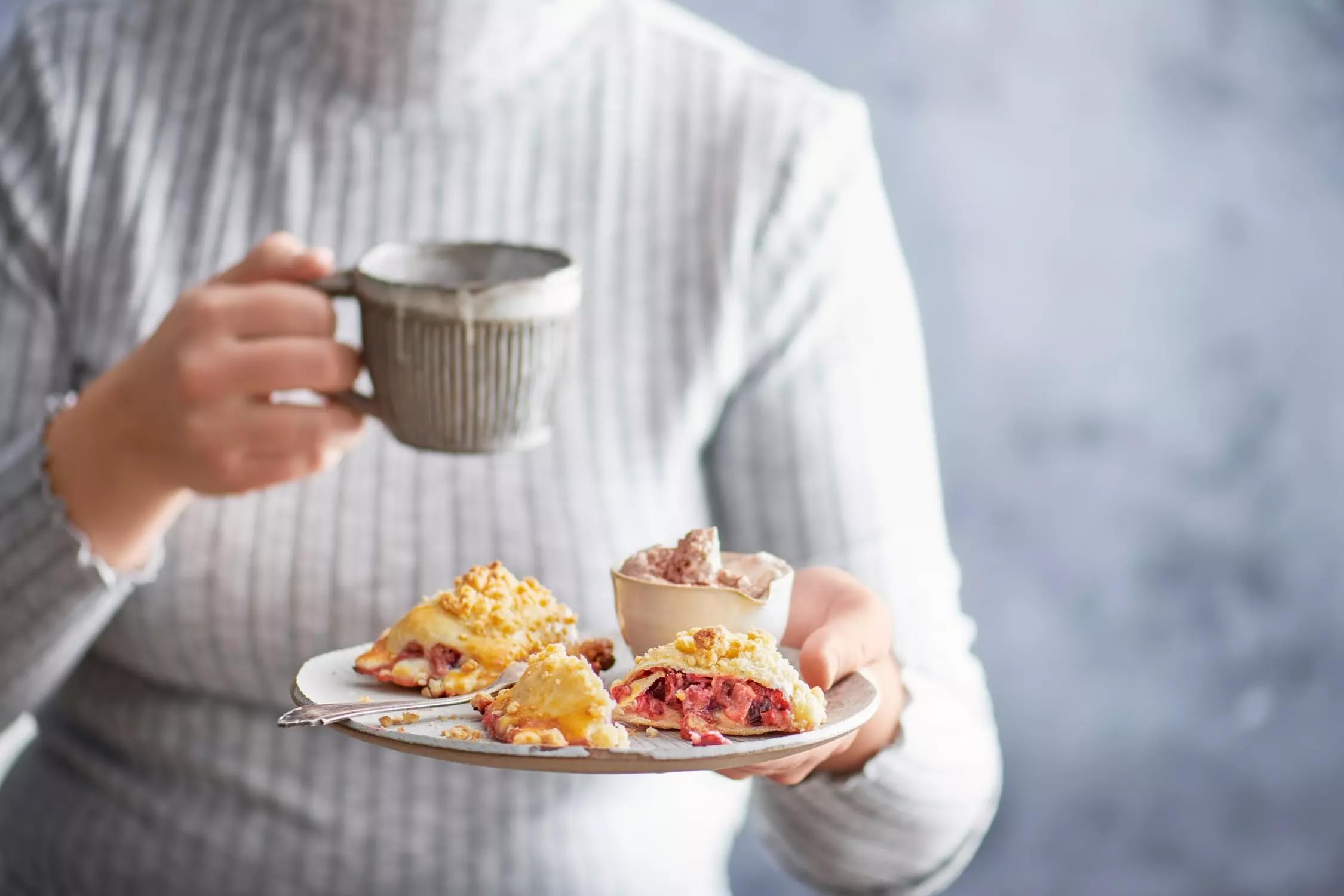 Betty Bossi - Krapfen & Kräpfli, Backbuch mit 30 feinen Krapfen-Rezepten für Hauptmahlzeiten, Desserts oder Apéros Rezepte Rezeptideen für Kochen und Backen so wie 3 Kunststoff-Ausstechern