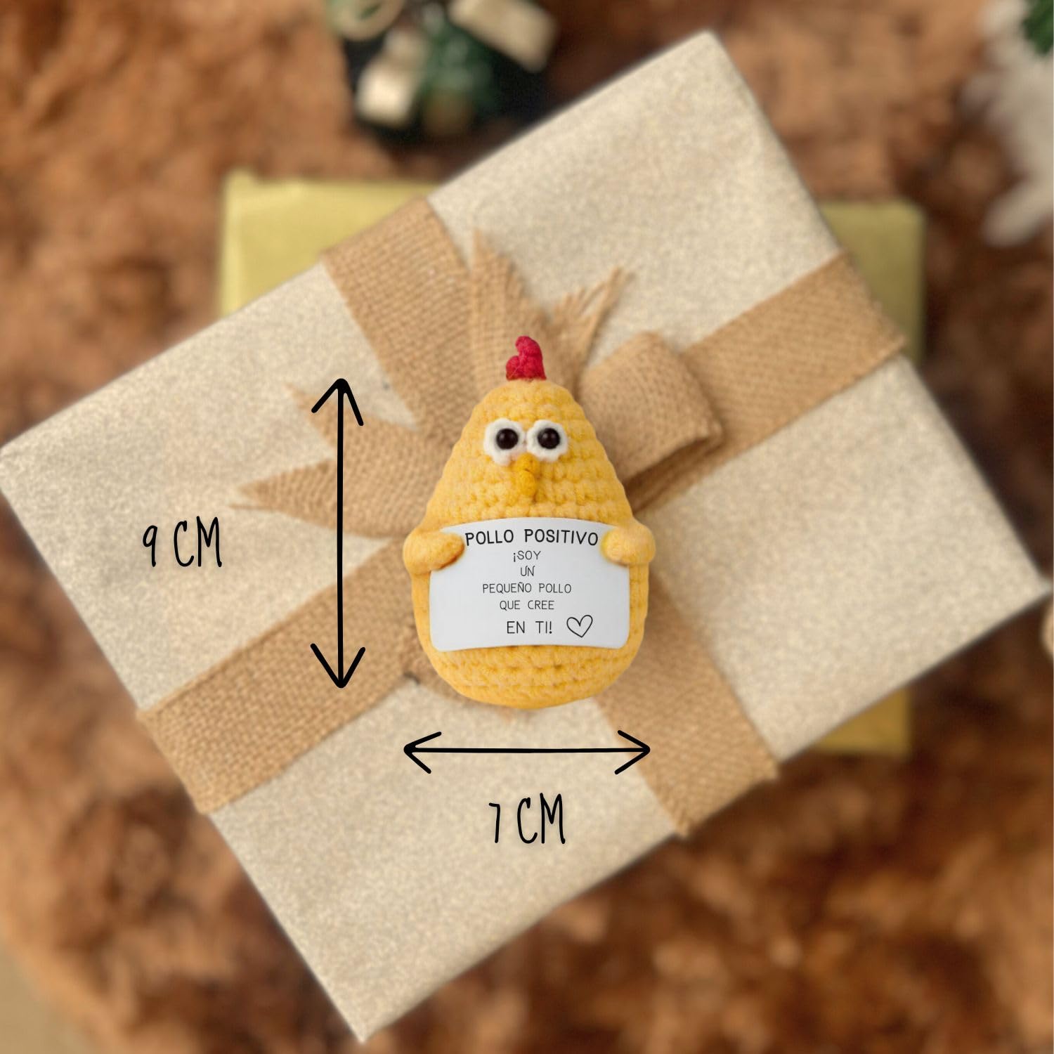 Niedliches Gestricktes Hühnchen Mit Positiver Botschaft – Süße Deko & Aufmunterungsgeschenk In Gelb