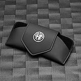 【Materiale Resistente】Auto scatola portaocchiali realizzato in pelle di alta qualità con una morbida fodera interna per evitare graffi agli occhiali. Il design antiurto e antipolvere protegge gli occhiali da eventuali danni.