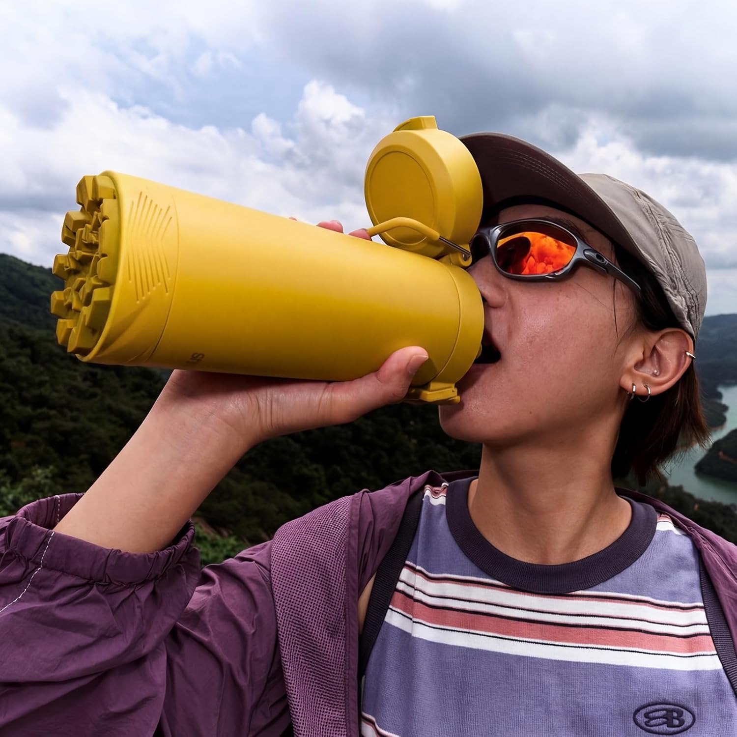 Insulated water bottle with Non-Slip Shoe Sole Bottom, 19.6 Ounce Stainless Steel Water Bottle for Hot and Cold Drinks, Perfect for Gym, Hiking, Travel, Heat/Cold Retention, for Camping & Gym.