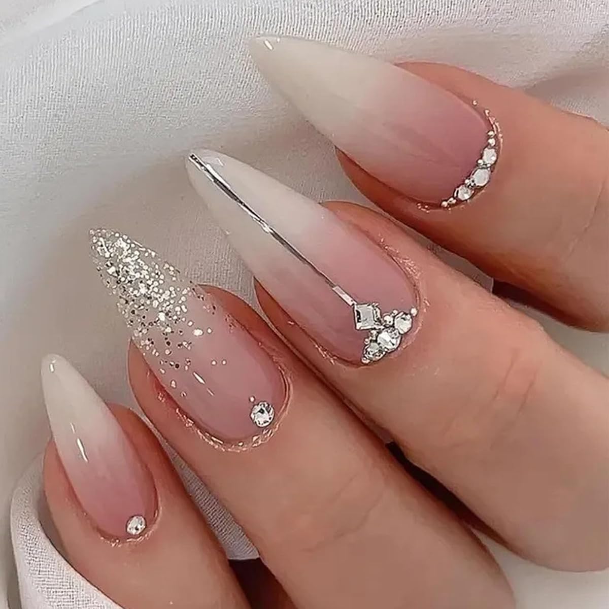 Ombre Press on Nails Almendra Mediana Uñas postizas Press ons con rayas brillantes Diseños de diamantes de imitación Pegamento blanco degradado en uñas Acrílico Stick en uñas para mujeres 24 piezas