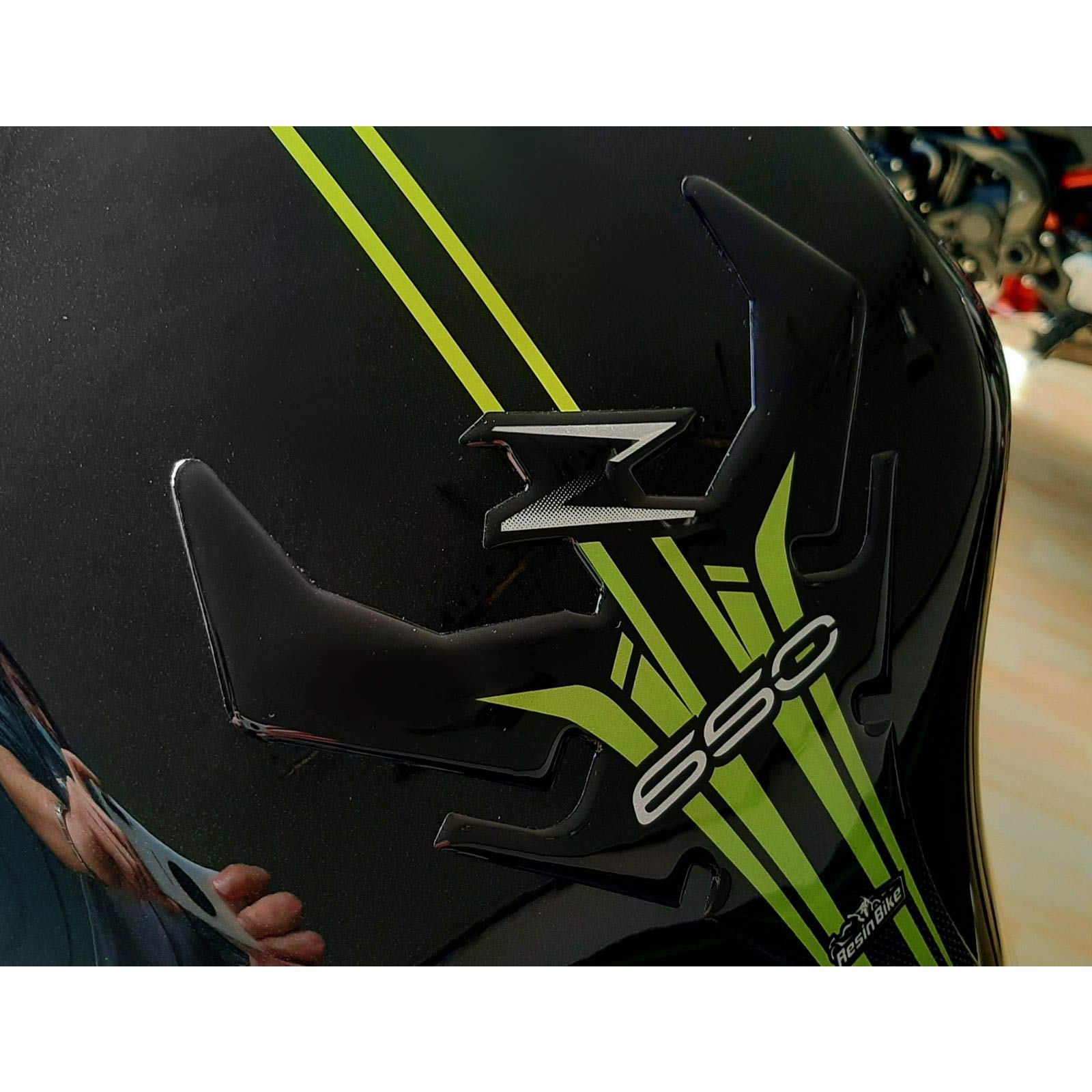 Resin Bike Adesivi Moto Compatibile con Kawasaki Z650 2021. Protezione Paraserbatoio da Urti e Graffi. Adesivo 3D Resinato per Serbatoio Moto - Verde Metallizzato