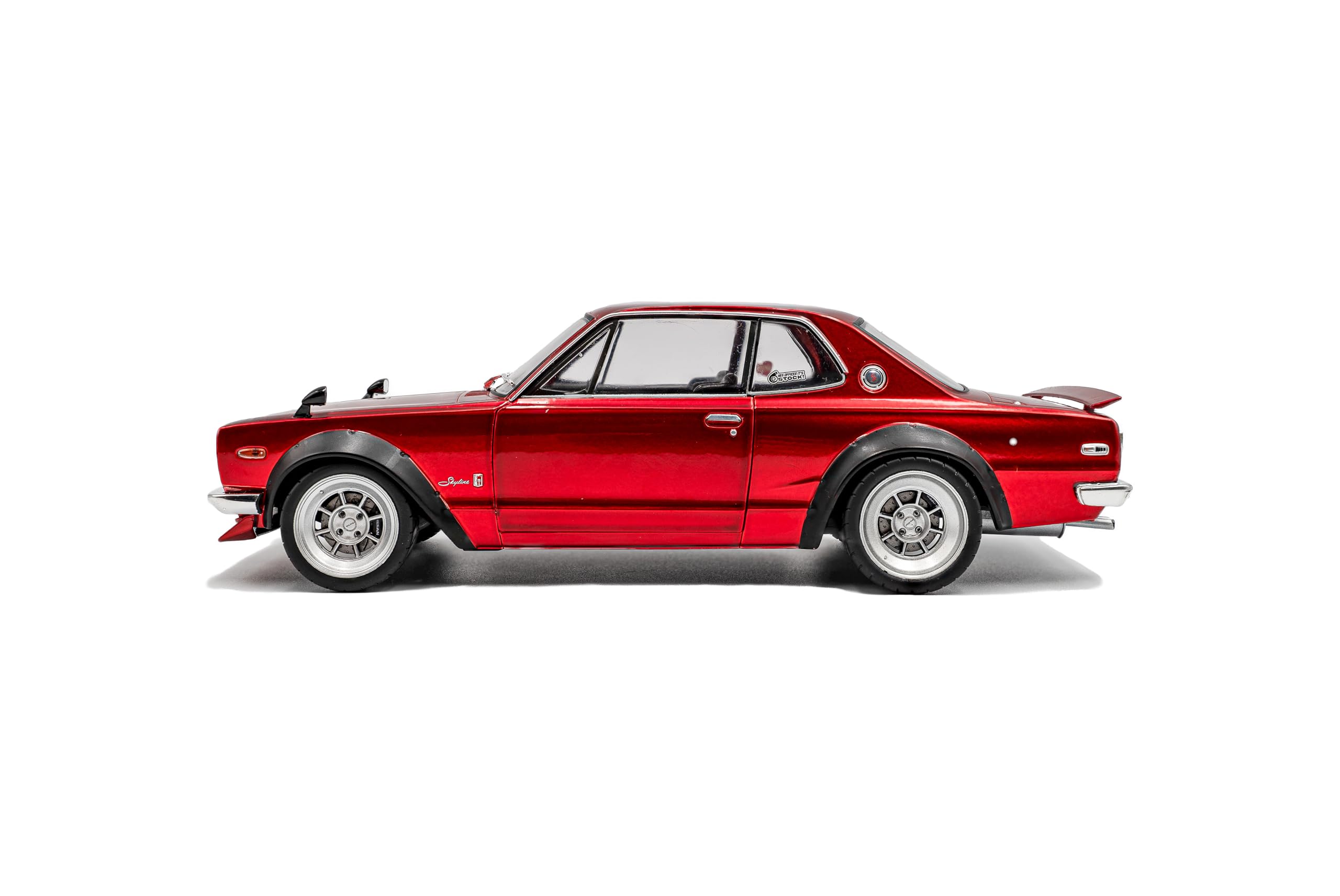 Solido Nissan Skyline (C10) Hakosuka – JDM-Klassiker, kantige Coupéform, Motorsport-Look, Kotflügelverbreiterungen, Diecast Modellauto, Rot, 1:18