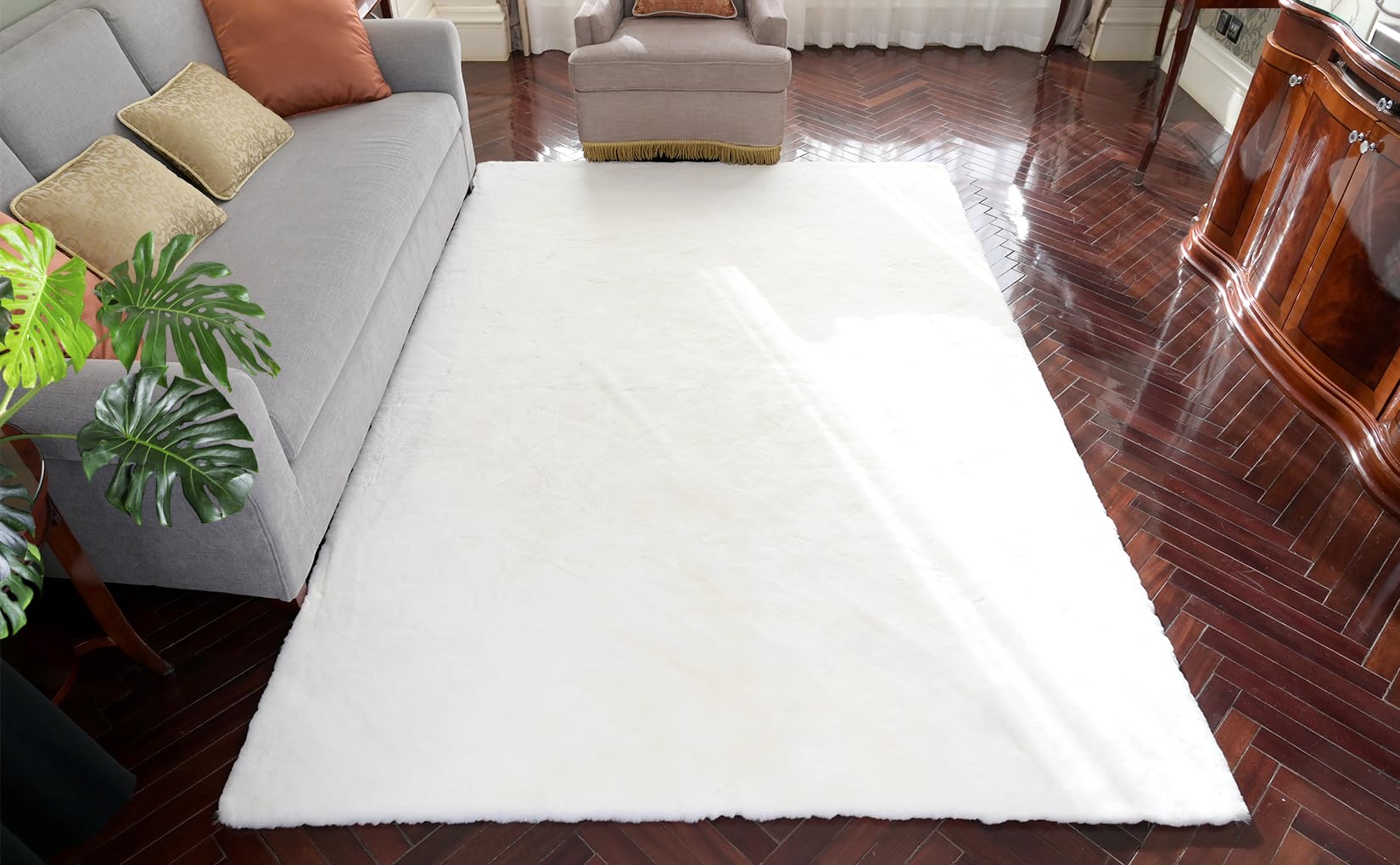 SONGLET Soft Faux Rabbit Fur Area Rugs for Bedroom 6 x 9 Feet, White Fluffy Large Size Rugs for Living Room 182 x 274 cm, Furry Floor Rugs for Dorm, Kids Nursery Shaggy Rug for Girls/Boys