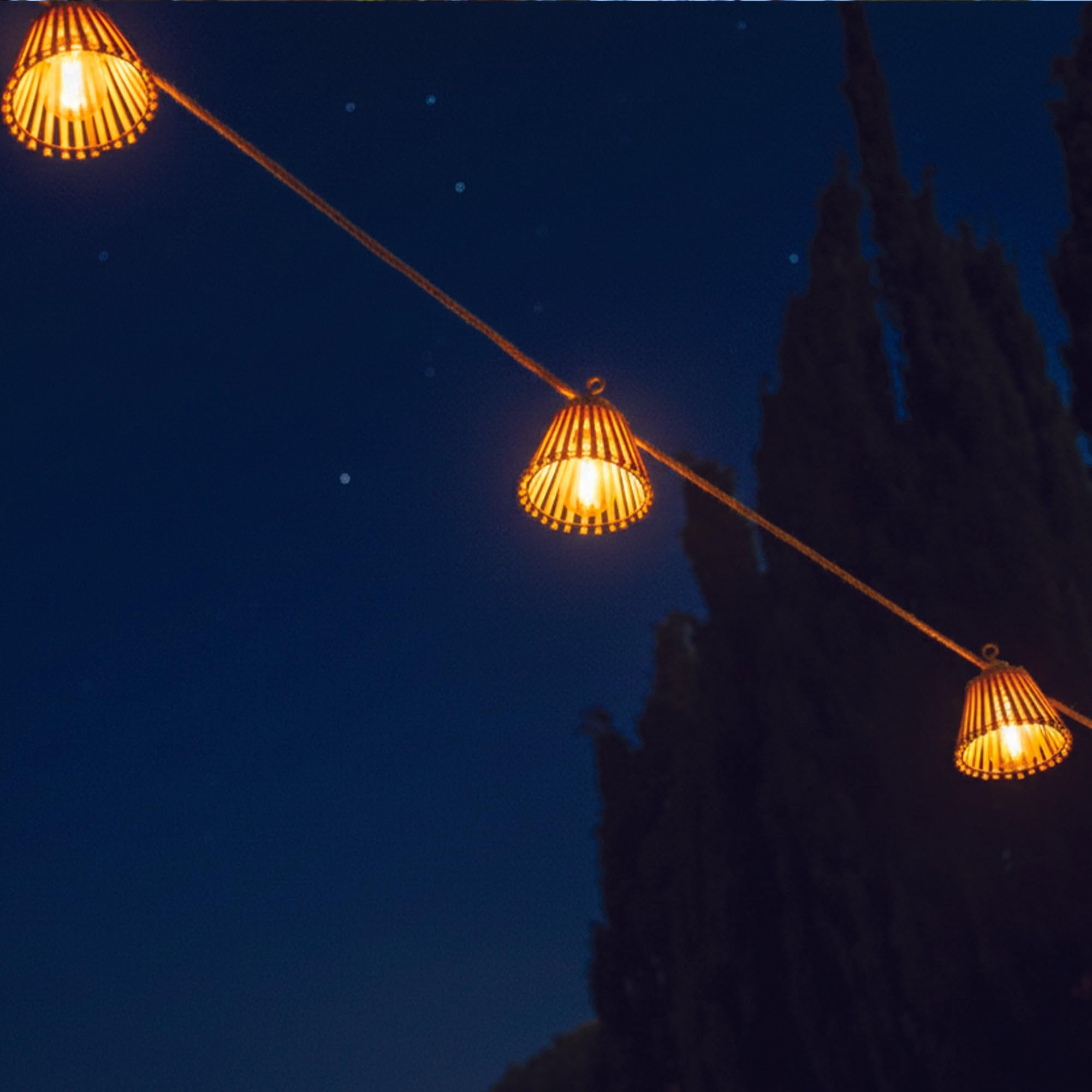 Zewnętrzny łańcuch świetlny 10 naturalnych abażurów z bambusa NATURA LIGHT HYBRID LED, ciepła biel, 8 m solarna i sieciowa