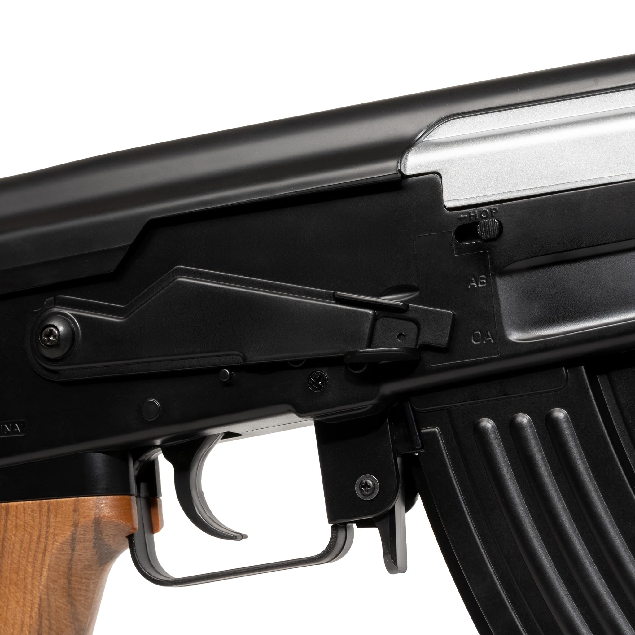 AK 47 softair elettrico, POTENZA 0,9 JOULE, raffica/singolo/sicura, caricatore 50 colpi, batteria Ni‑MH 7,2V + caricabatterie inclusi, 870mm 830g, 1000 pallini inclusi