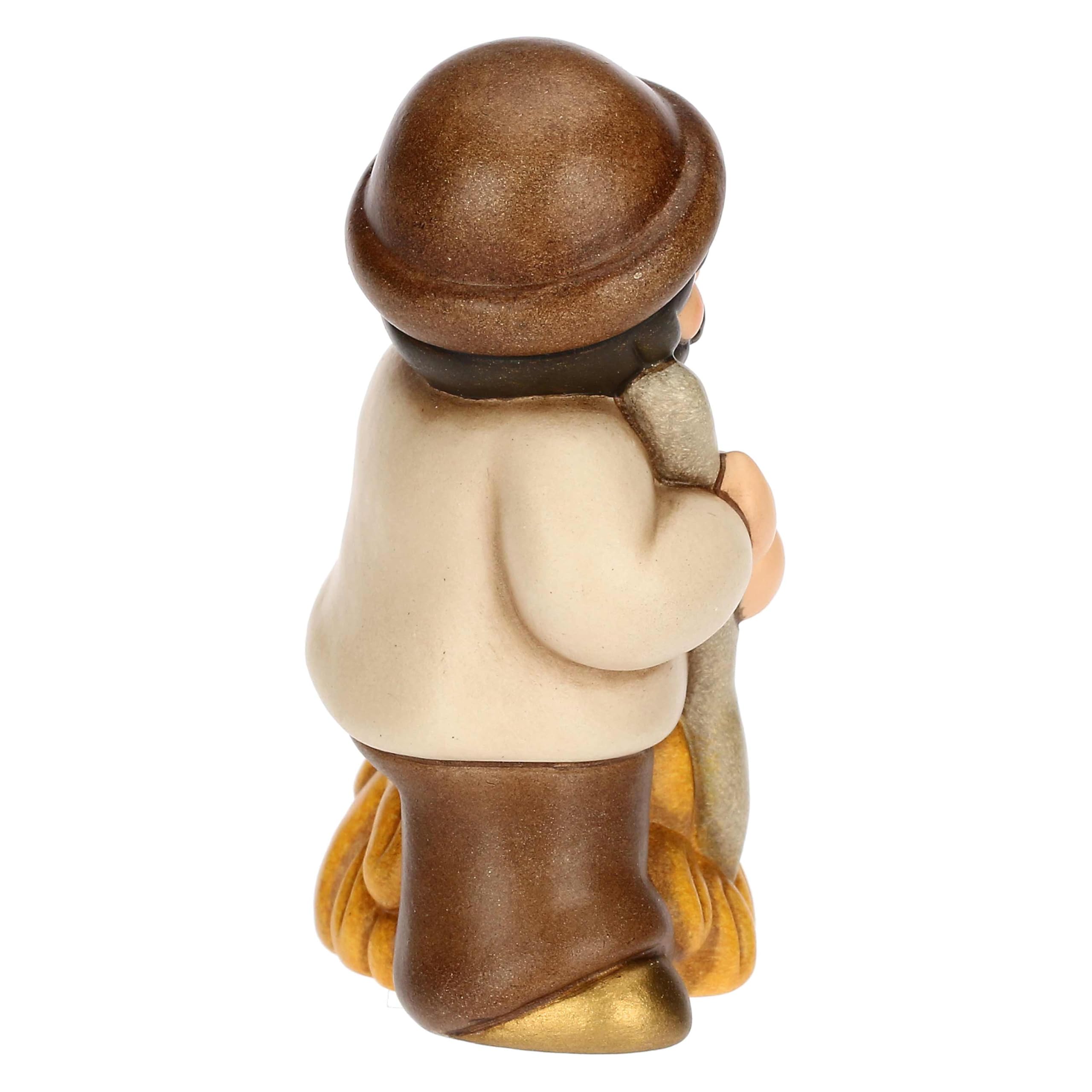 THUN, Uomo con Forcone e Fieno in Ceramica di Alta Qualità, Collezione Presepe Classico, Statuine per Presepe di Natale da Collezione, 5,2 x 4,3 x 7,9 cm